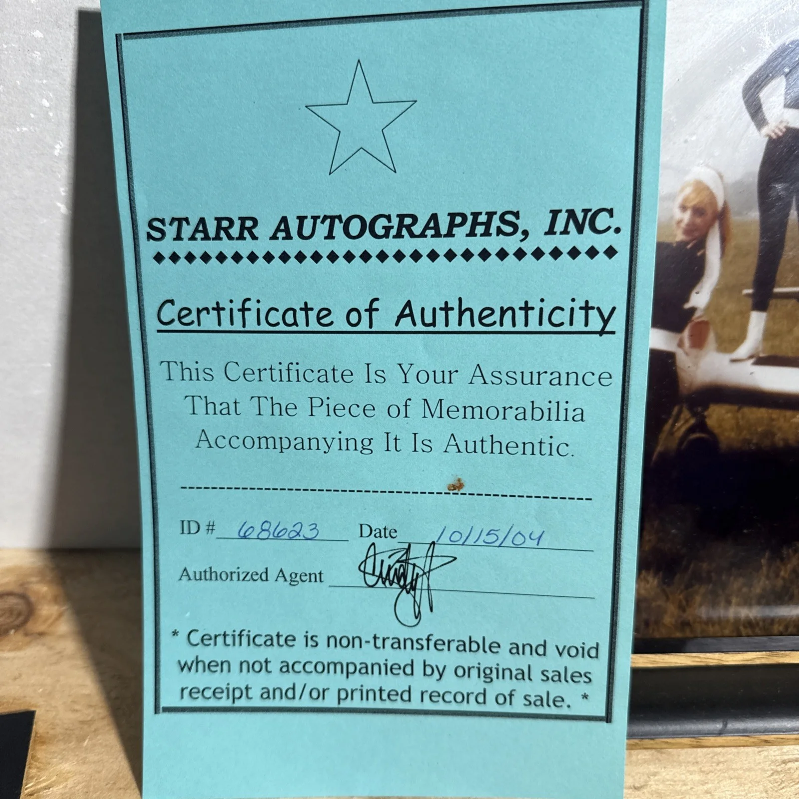 Honor Blackman — HONOR BLACKMAN - AUTOGRAPHED SIGNED PHOTOGRAPH 8x10 CERTIFICATE OF AUTHENTICITY, изображение 2