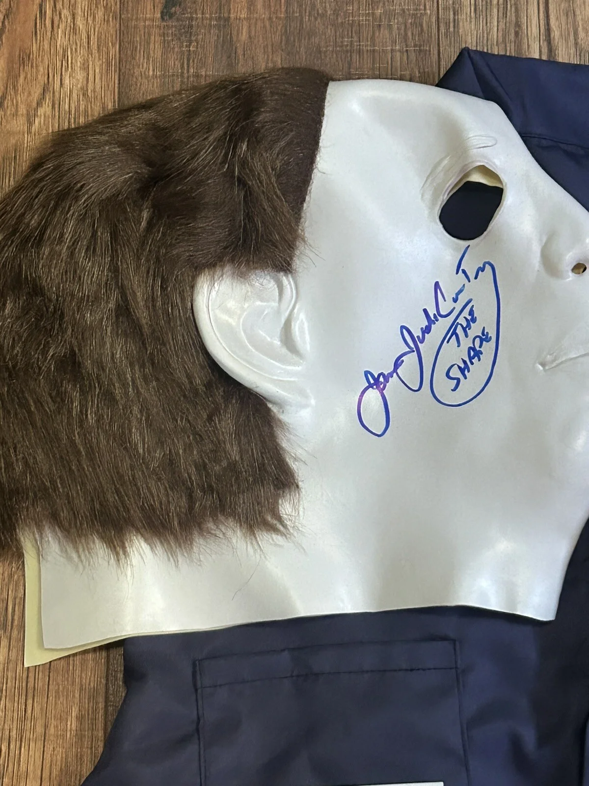 James Jude Courtney — James Jude Courtney Signed Michael Meyers Mask And Jumpsuit JSA COA Halloween, изображение 2