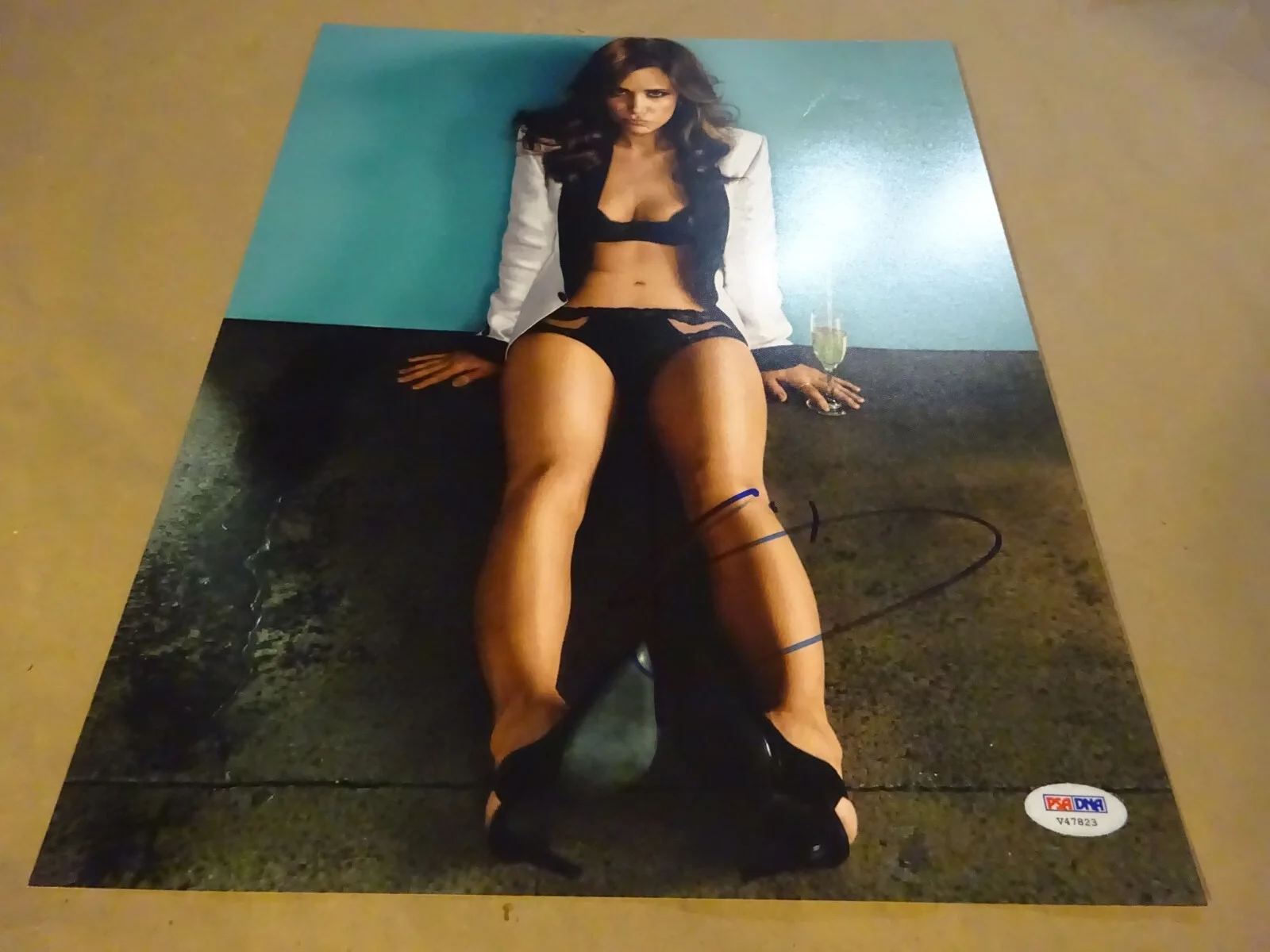 Kristen Wiig — Signed Kristen Wiig Autographed 11"x14" Photo GQ PSA DNA COA, image 2