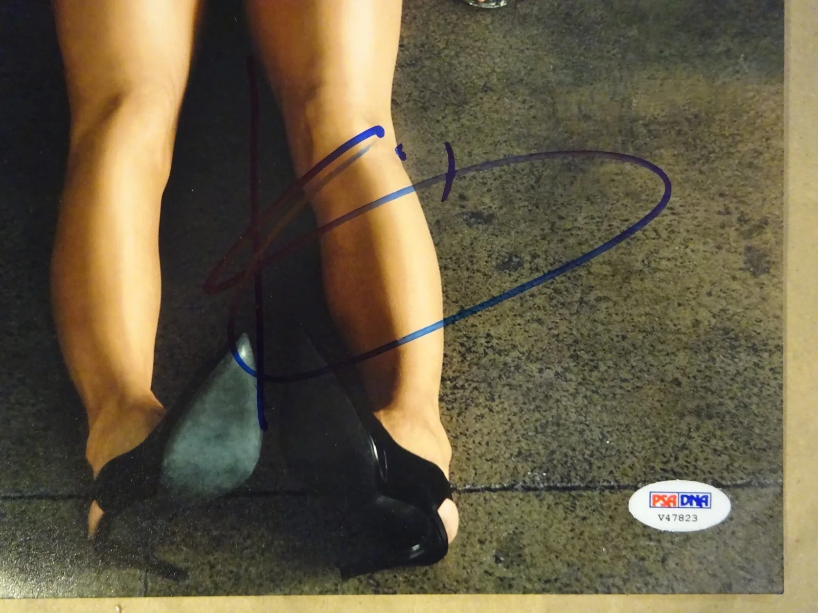 Kristen Wiig — Signed Kristen Wiig Autographed 11"x14" Photo GQ PSA DNA COA, image 3