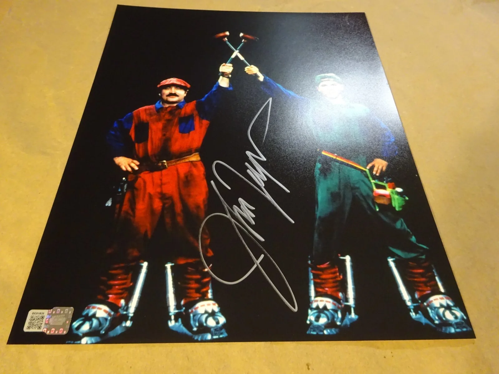 John Leguizamo — Autographed John Leguizamo Signed 11"x14" Photo Luigi Super Mario Bros OCCM COA, изображение 2