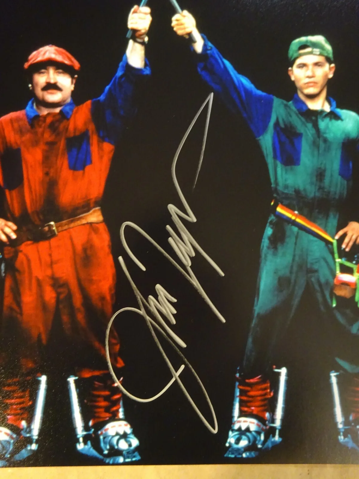John Leguizamo — Autographed John Leguizamo Signed 11"x14" Photo Luigi Super Mario Bros OCCM COA, изображение 3