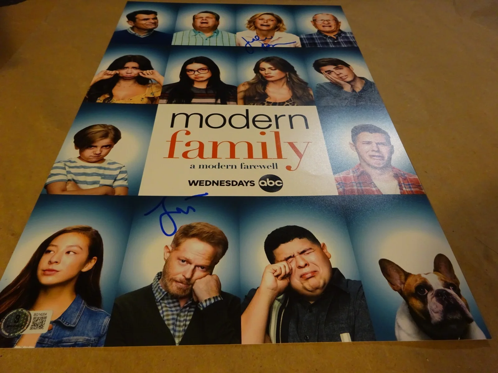 Julie Bowen, Jesse Tyler Ferguson — Signed Modern Family 11"x17" Julie Bowen Jesse Tyler Ferguson Photo Beckett COA, изображение 2