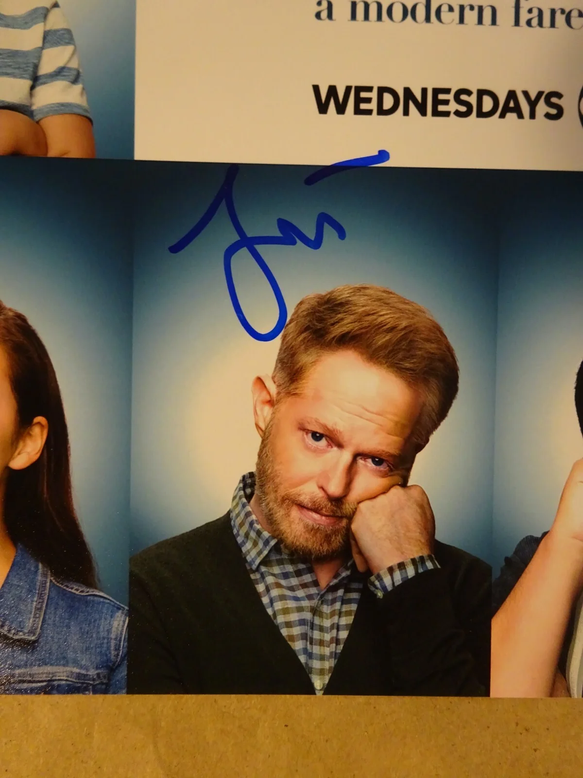 Julie Bowen, Jesse Tyler Ferguson — Signed Modern Family 11"x17" Julie Bowen Jesse Tyler Ferguson Photo Beckett COA, изображение 3