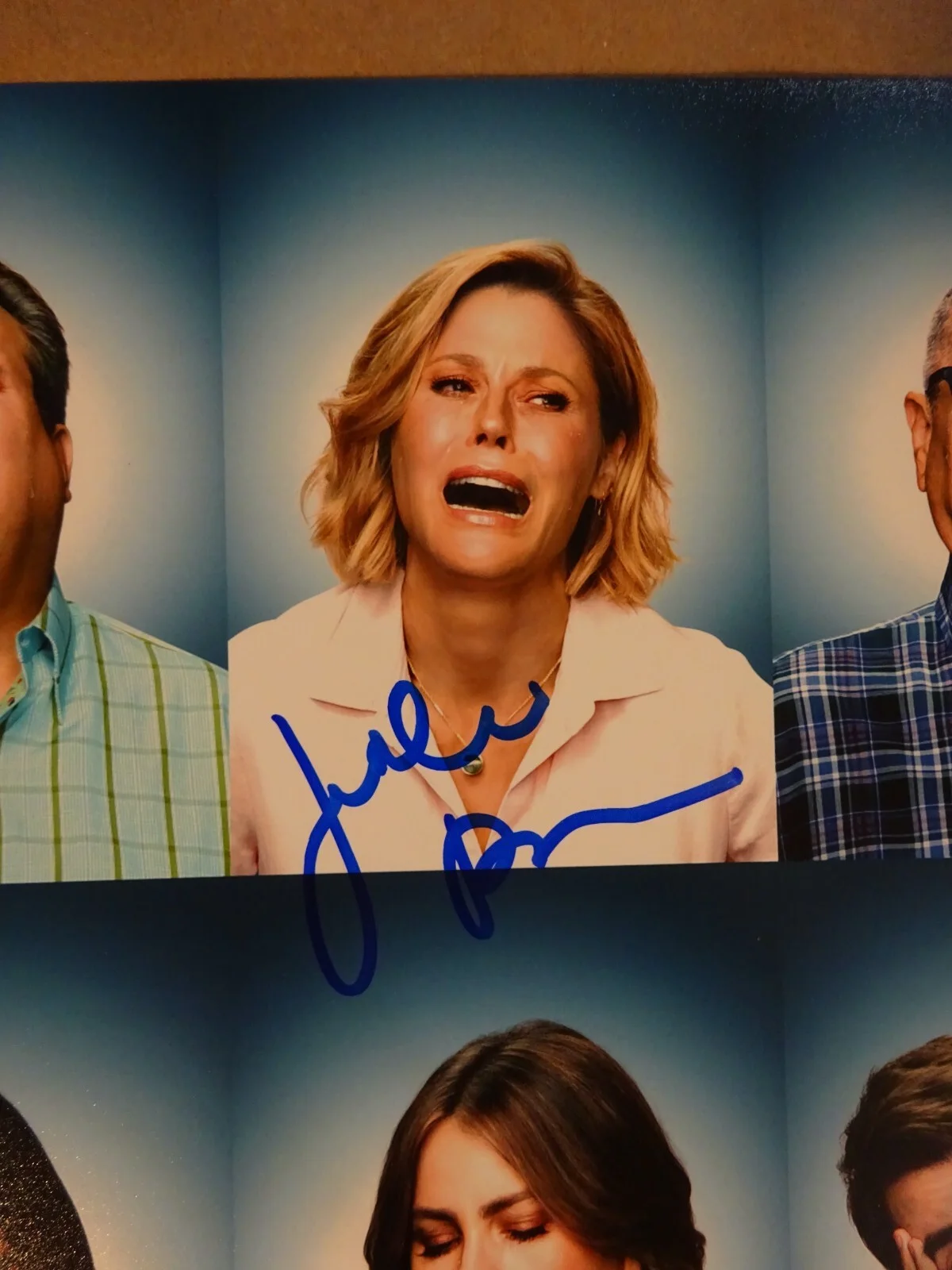 Julie Bowen, Jesse Tyler Ferguson — Signed Modern Family 11"x17" Julie Bowen Jesse Tyler Ferguson Photo Beckett COA, изображение 4