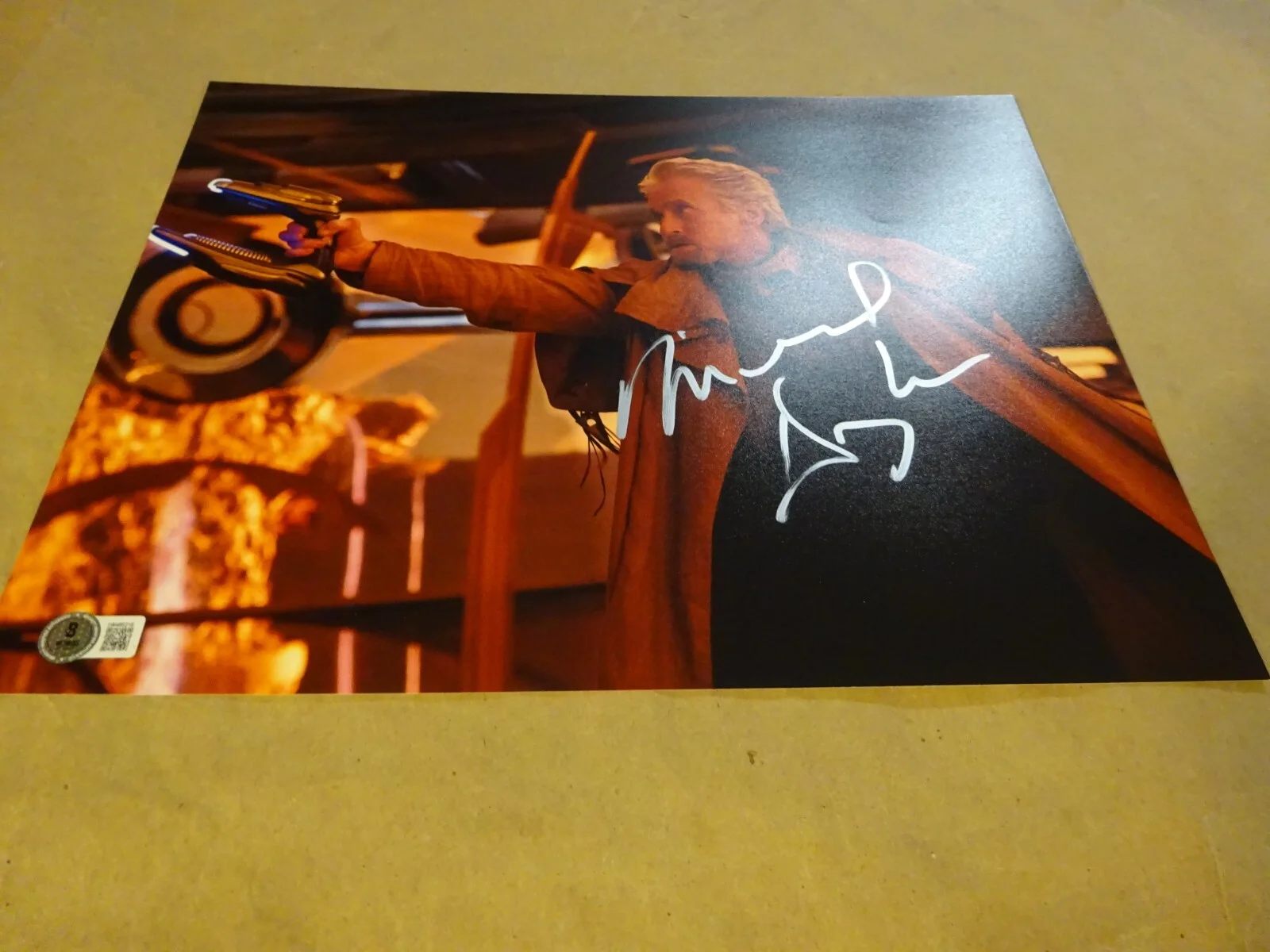 Michael Douglas — Signed Michael Douglas Autographed 11"x14" Photo Ant Man & Wasp Beckett BAS COA, изображение 2