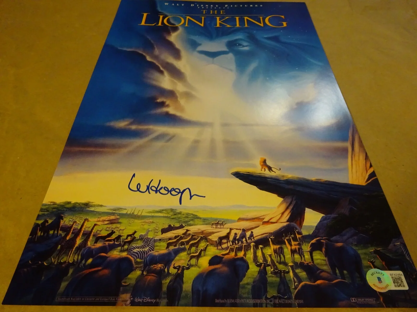 Whoopi Goldberg — Signed Whoopi Goldberg Autographed 11"x17" The Lion King Photo Beckett BAS COA, изображение 2
