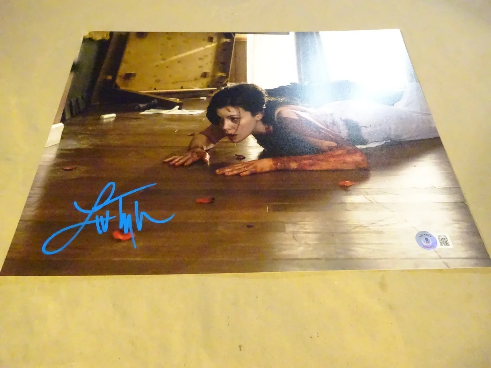 Liv Tyler — Signed Liv Tyler Autographed 11"x14" Photo The Strangers Beckett BAS COA, изображение 2
