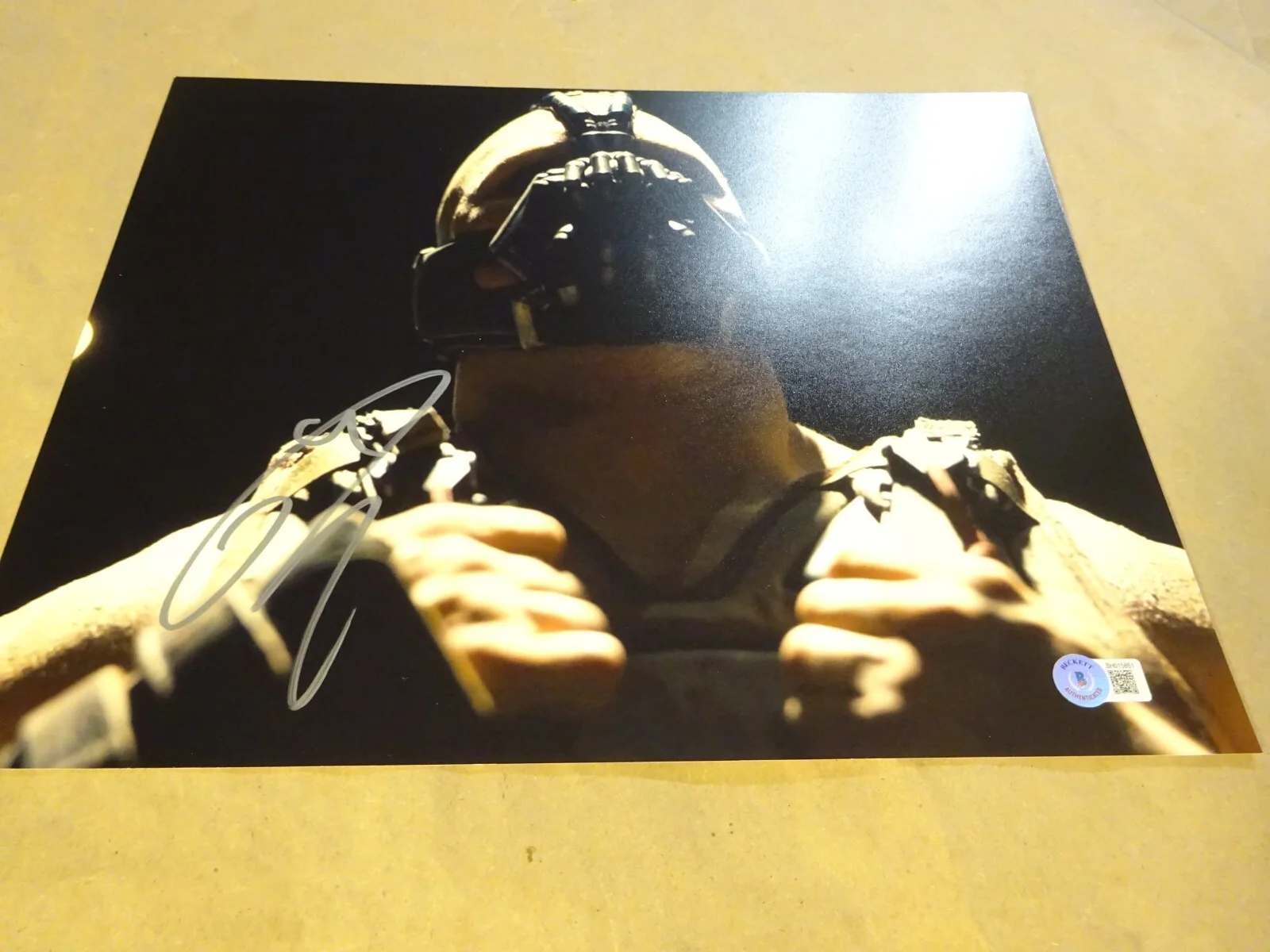 Tom Hardy — Signed Tom Hardy Autographed 11"x14" Photo Bane The Dark Knight Rises BAS COA, изображение 2