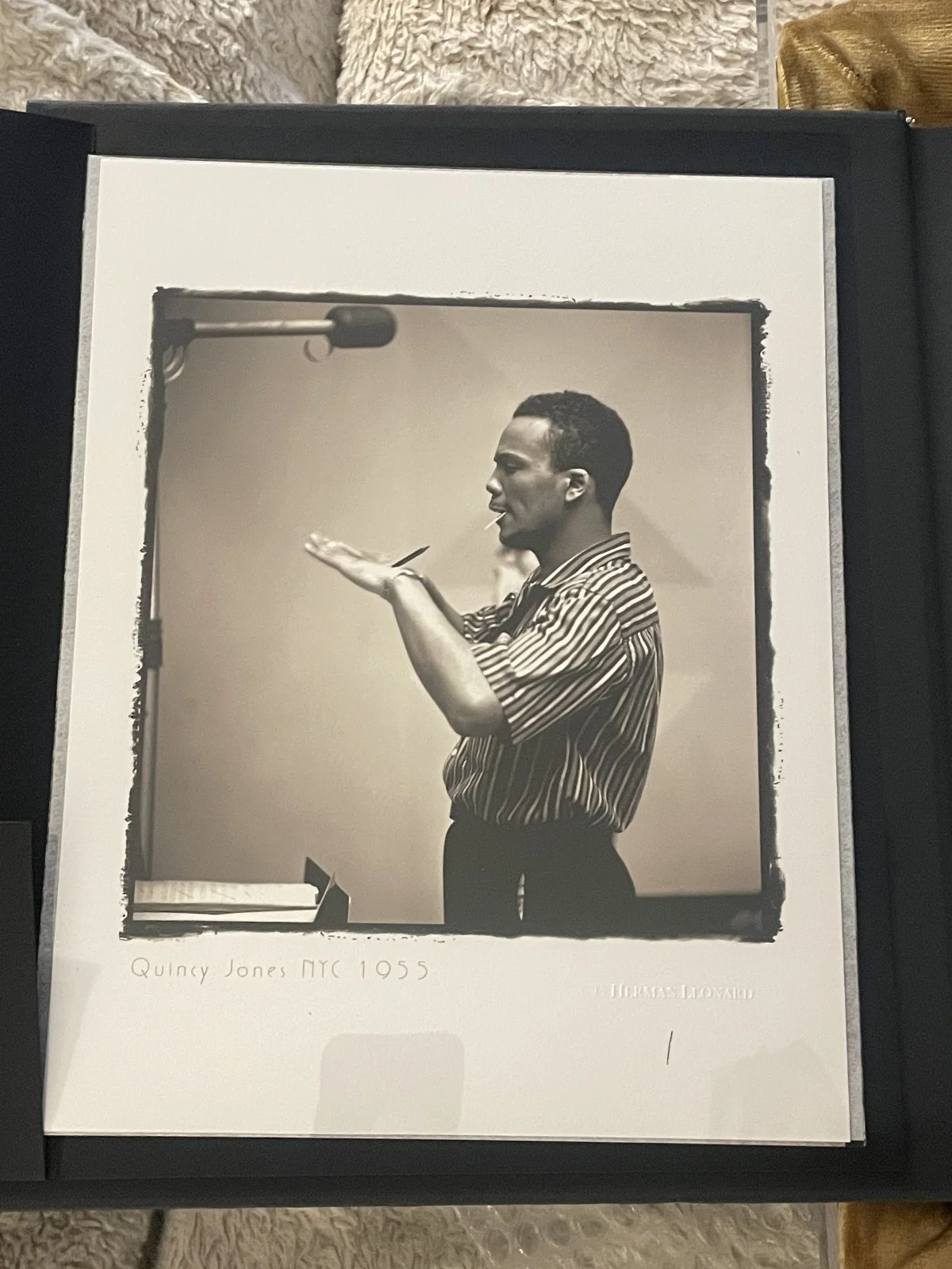 QUINCY JONES, AUTOGRAPHED COPY OF HERMAN LEONARD'S 'JAZZ MEMORIES.' COLLECTOR'S, изображение 5