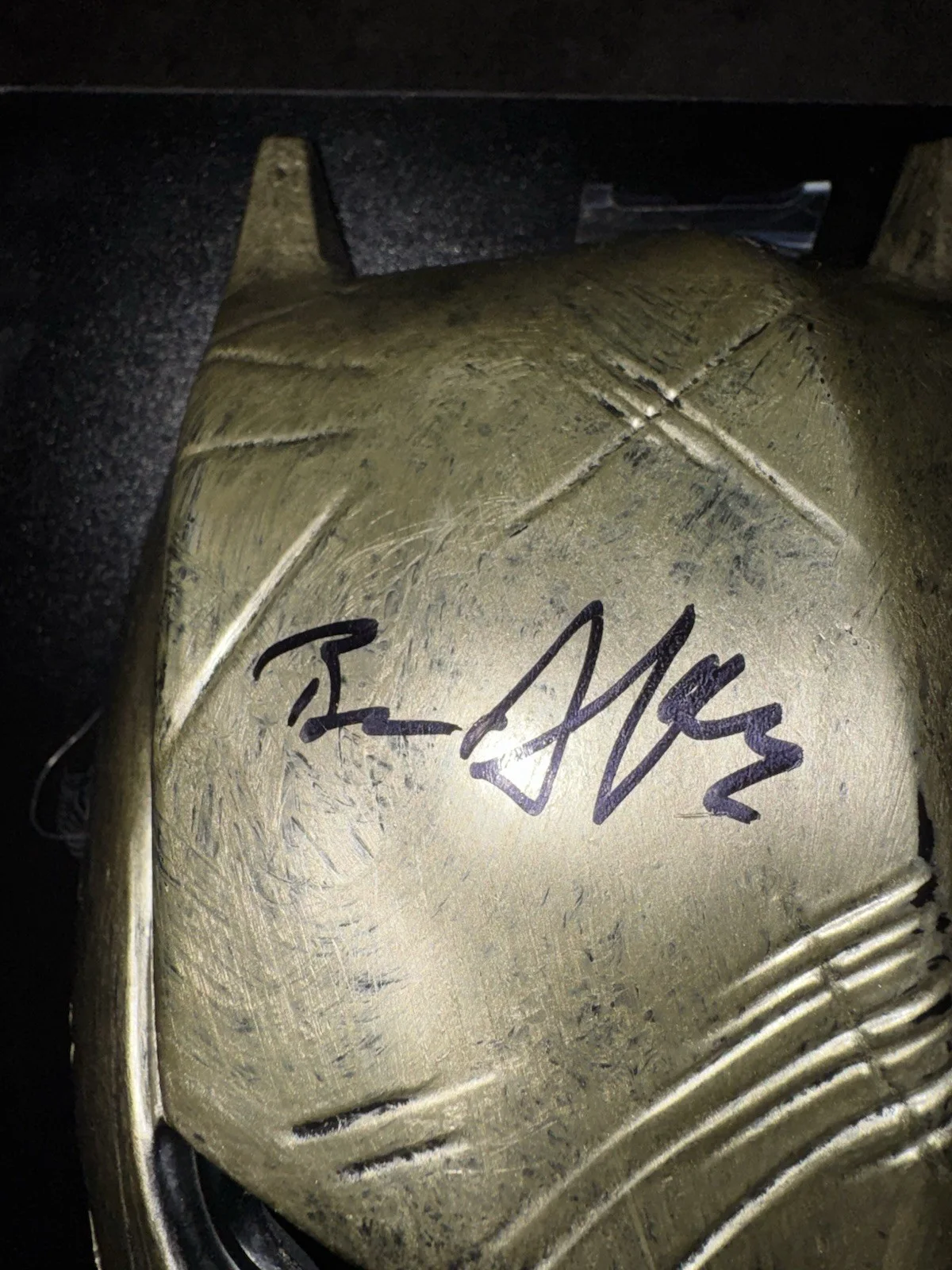 BEN AFFLECK — Ben Affleck Signed Batman Armored Mask Authentic Autograph Beckett Witness, изображение 2