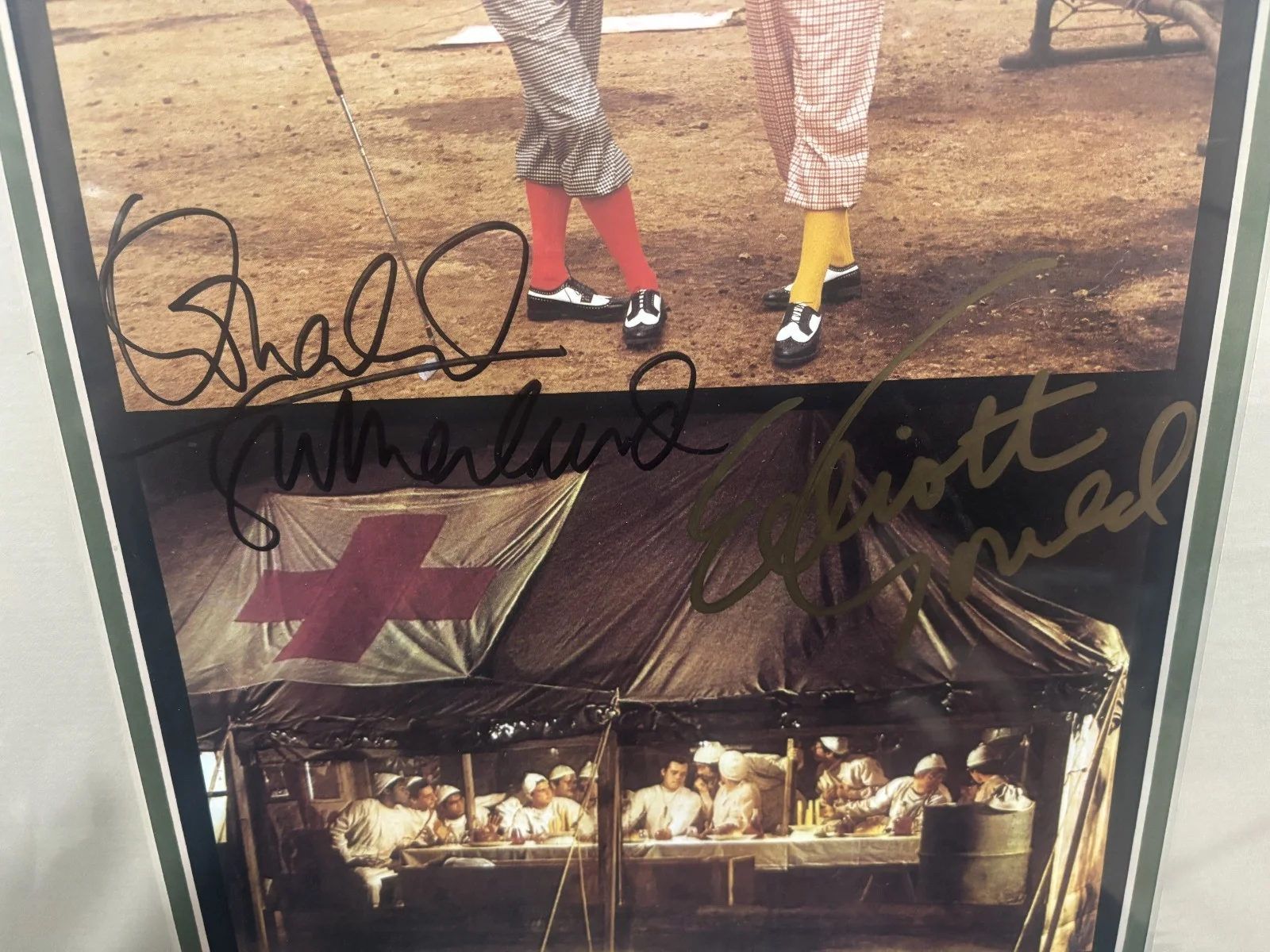 DONALD SUTHERLAND / ELLOIT GOULD — * DONALD SUTHERLAND / ELLOIT GOULD * signed "MASH" book photo display 14x23", image 2