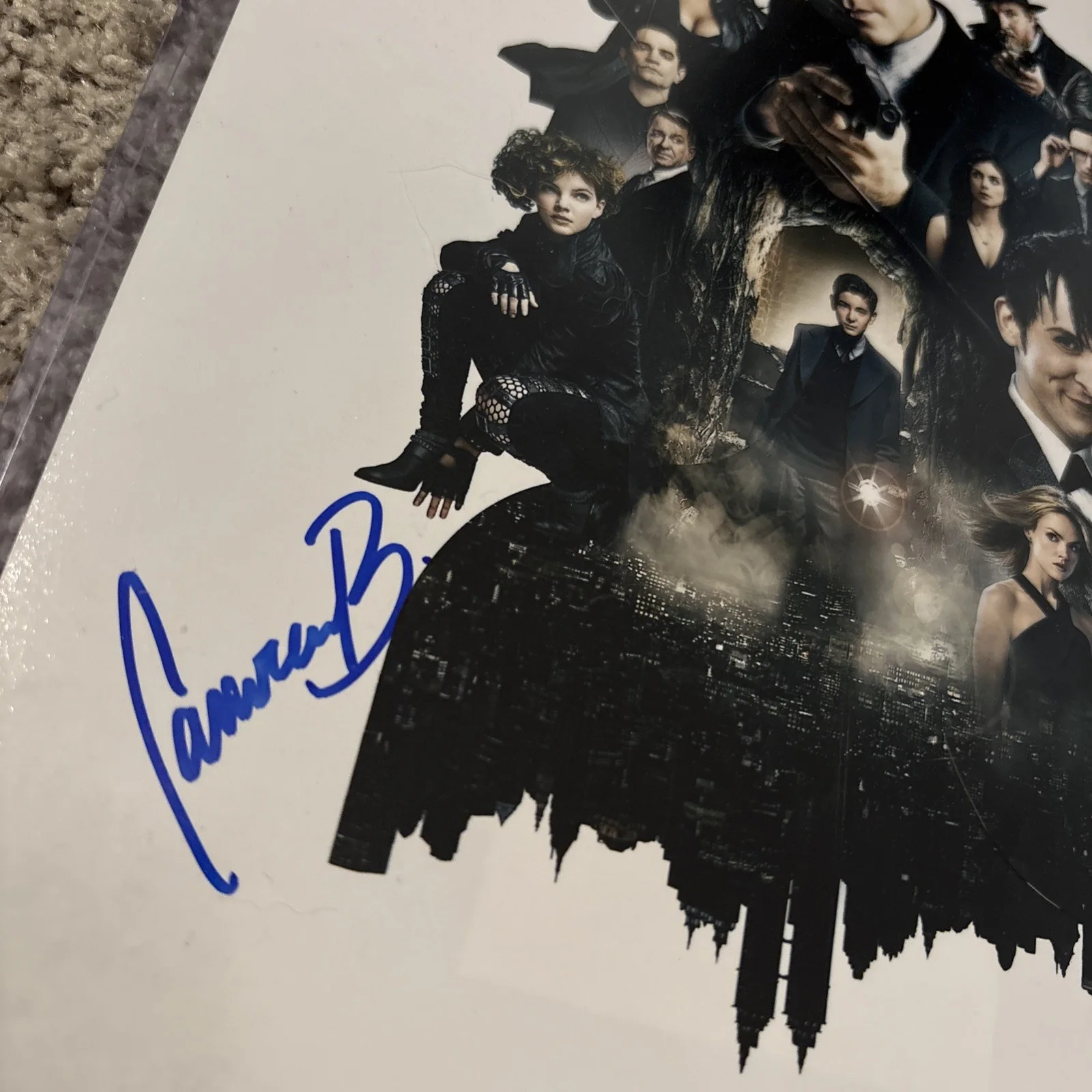 JSA COA Carmen Bicondova Signed 8x10 Gotham Photo Catwoman Autograph, изображение 2