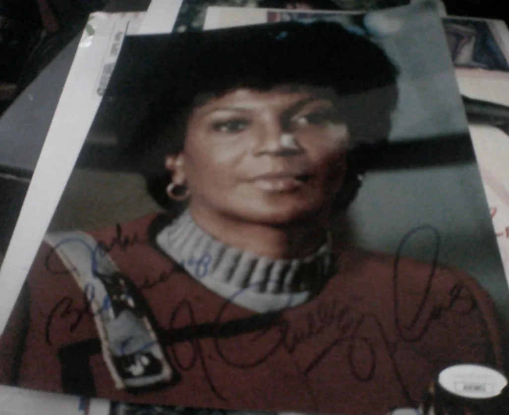 Nichelle Nichols — NICHELLE NICHOLS STAR TREK SIGNED 8X10 COLOR PHOTO UHURA + rare Signed 8x11, изображение 3
