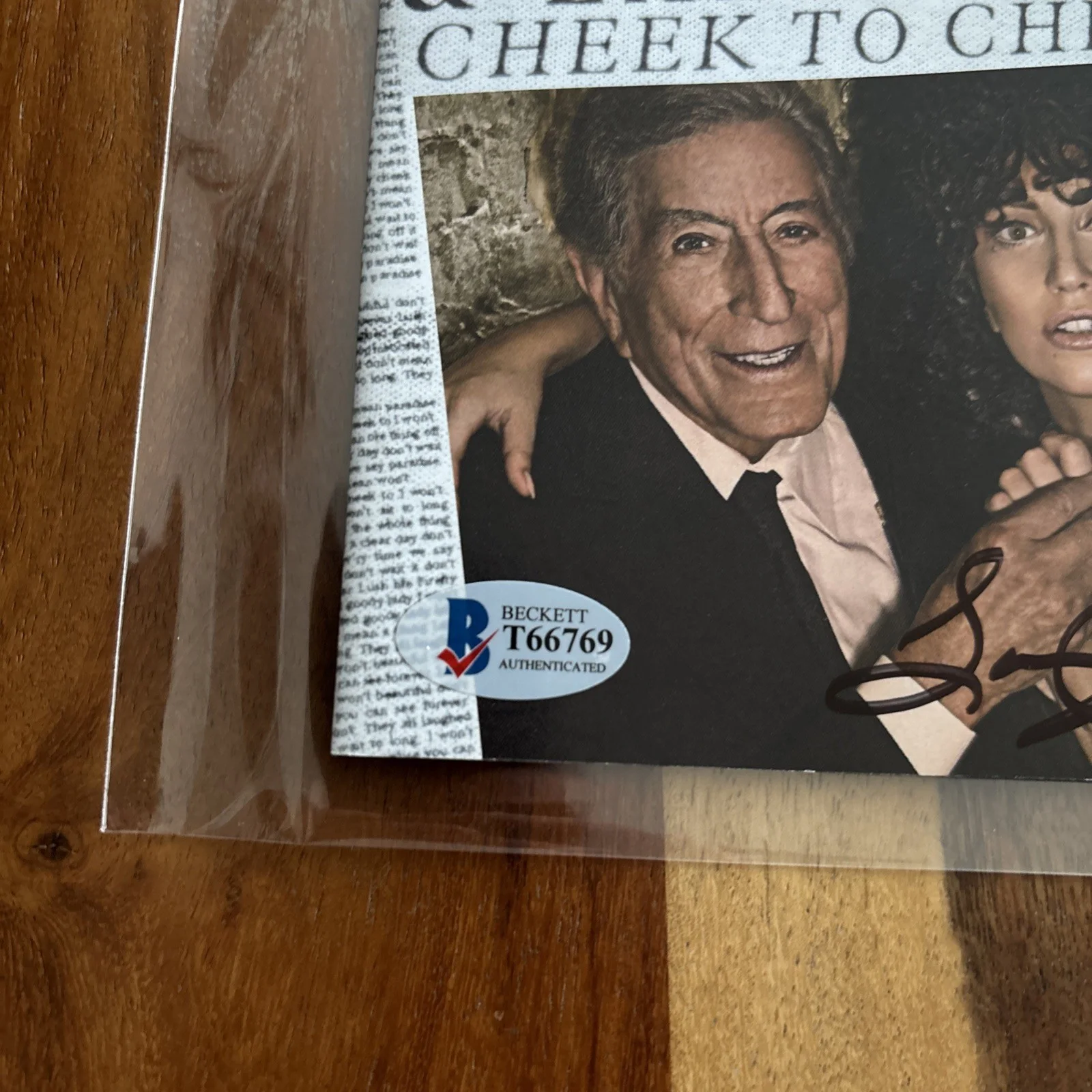 Lady Gaga Cheek to Cheek CD Tony Bennett Booklet Autographed Signed Beckett Auth, изображение 3