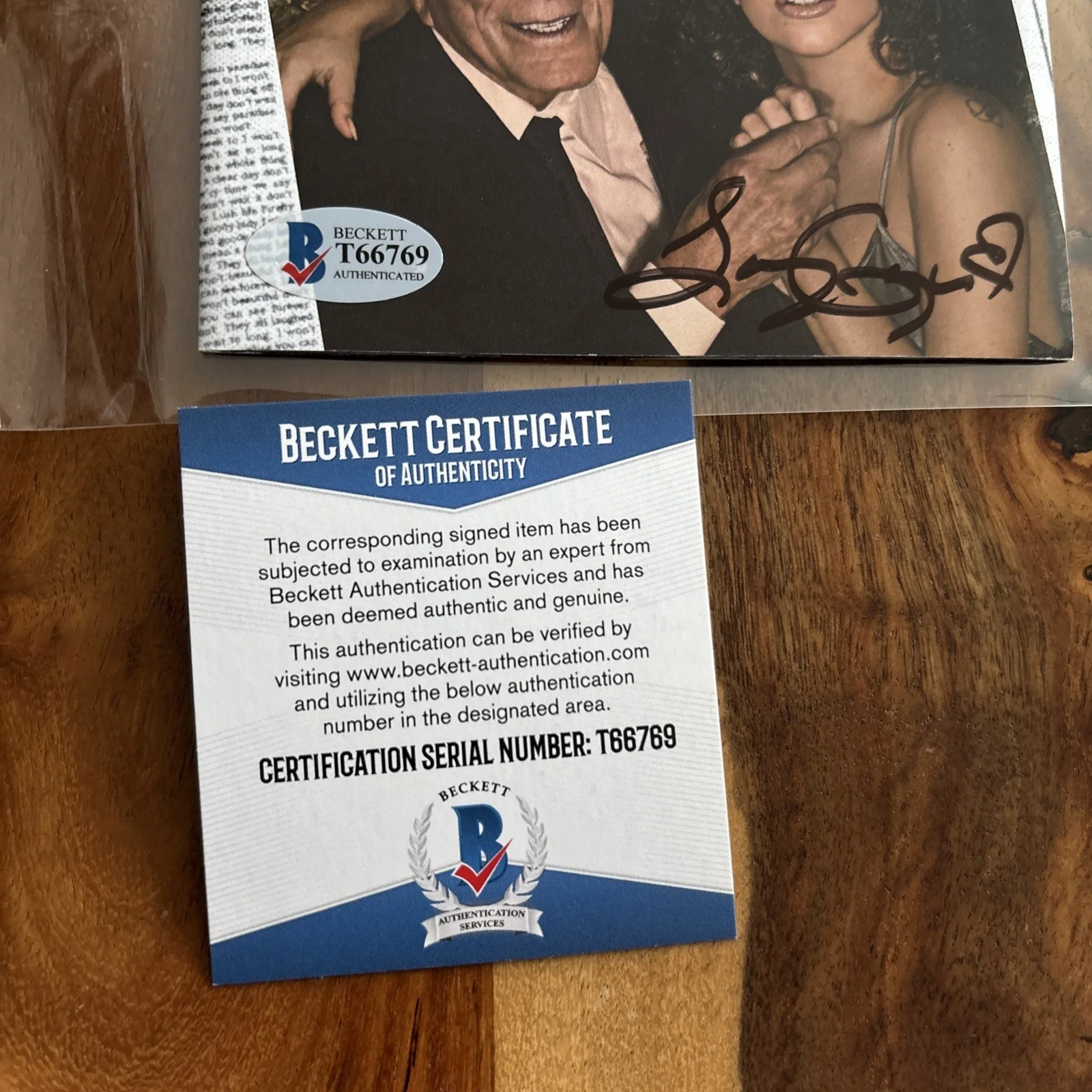 Lady Gaga Cheek to Cheek CD Tony Bennett Booklet Autographed Signed Beckett Auth, изображение 5