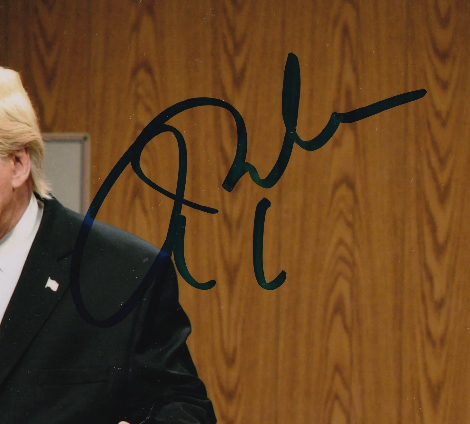 Alec Baldwin — Alec Baldwin Signed 8x10 Metallic PHOTO as President Trump on SNL JSA Witness, изображение 2