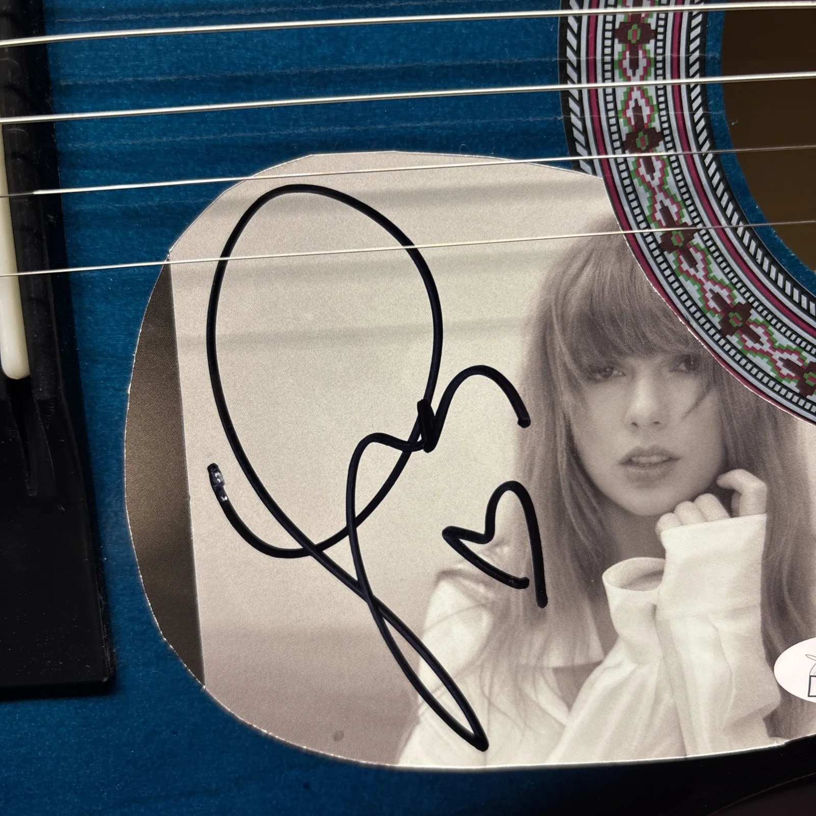 Taylor Swift Autographed Blue Acoustic Guitar Signed With ❤️ JSA COA RARE, изображение 2