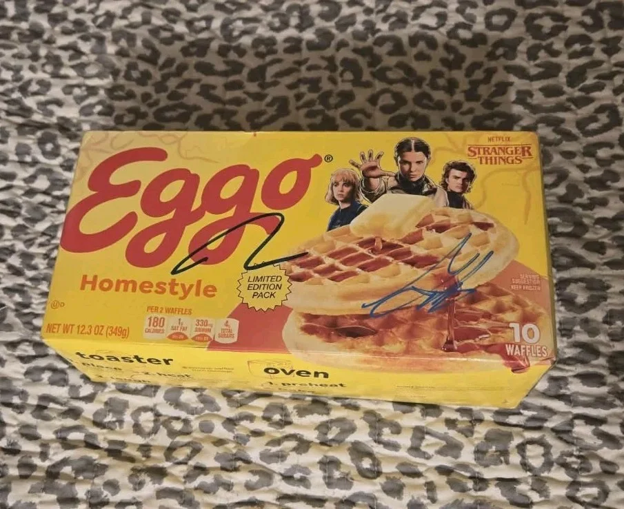Gaten Matarazzo, Charlie Heaton — Stranger Things Signed Charlie Heaton & Gaten Matarazzo Ego Waffle Box, изображение 2