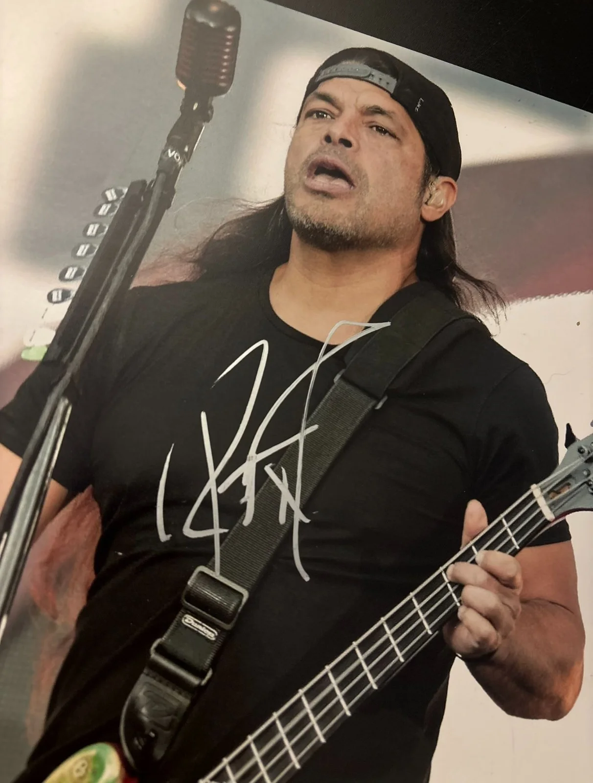 GFA Metallica Band Bassist * ROBERT TRUJILLO * Signed 11x14 Photo PROOF COA, изображение 3