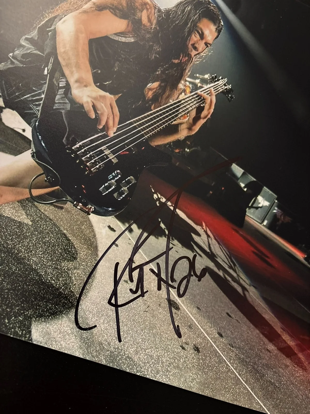 GFA Metallica Band Bassist * ROBERT TRUJILLO * Signed 11x14 Photo PROOF COA, изображение 3