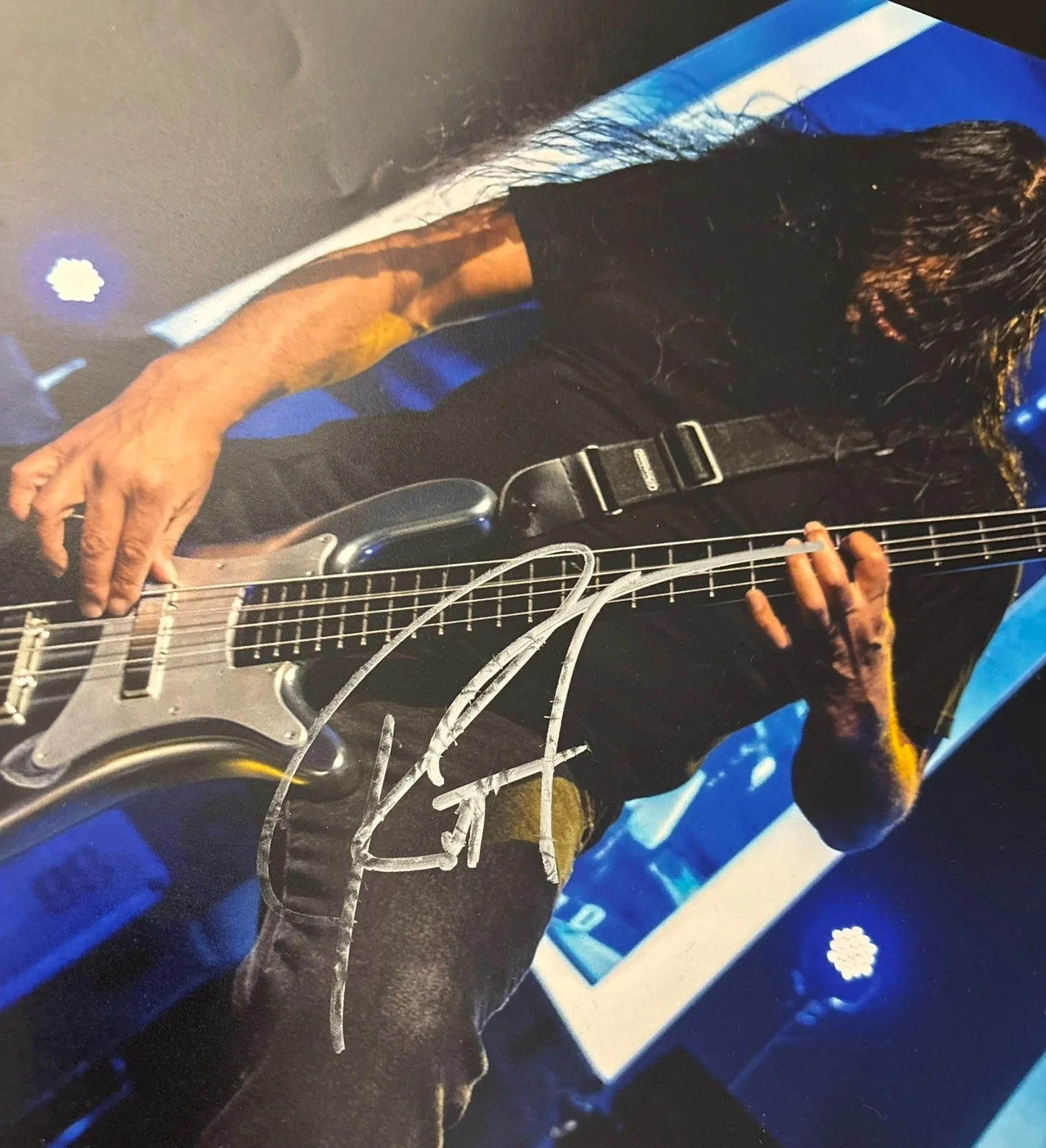 GFA Metallica Band Bassist * ROBERT TRUJILLO * Signed 11x14 Photo PROOF COA, изображение 3