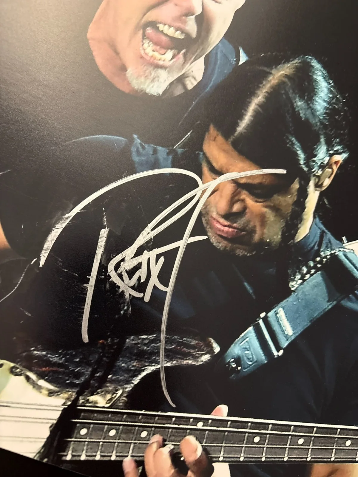 GFA Metallica Band Bassist * ROBERT TRUJILLO * Signed 11x14 Photo PROOF COA, изображение 3