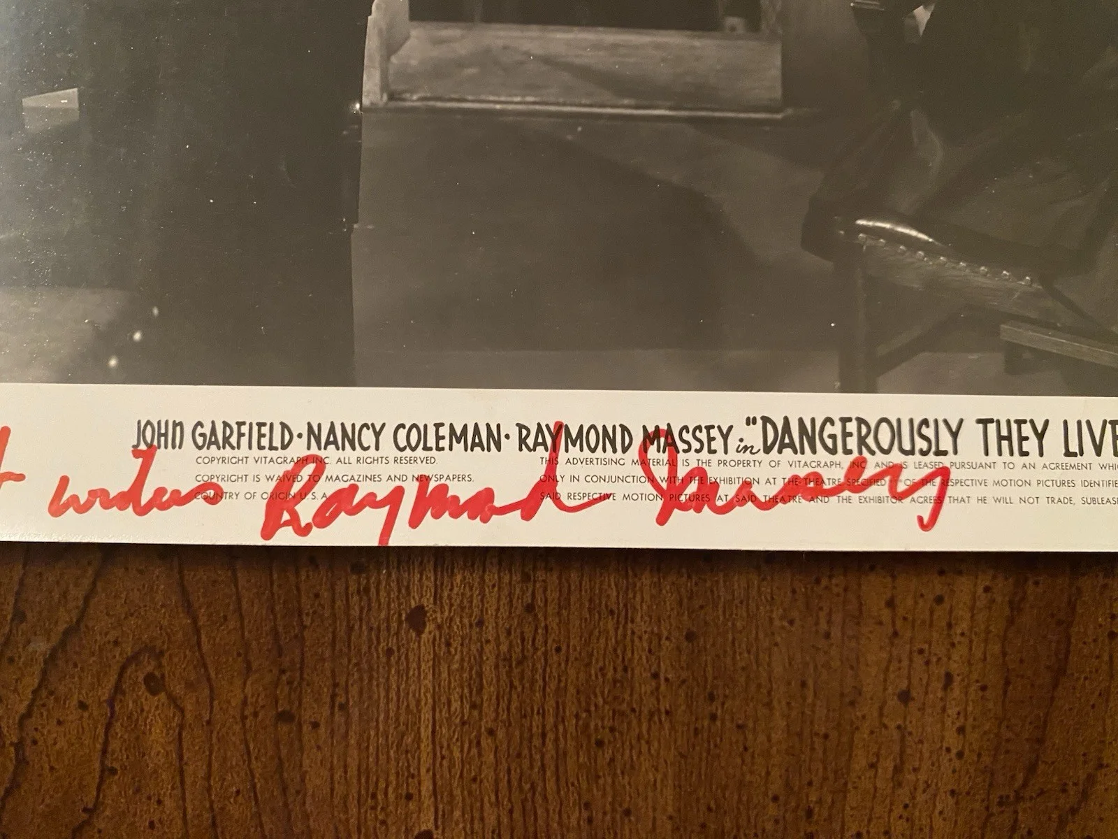 Raymond Massey — Raymond Massey Signed Autographed Photo With COA Dangerously They Live, изображение 2