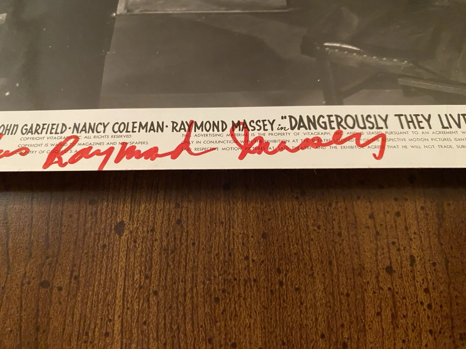 Raymond Massey — Raymond Massey Signed Autographed Photo With COA Dangerously They Live, изображение 3