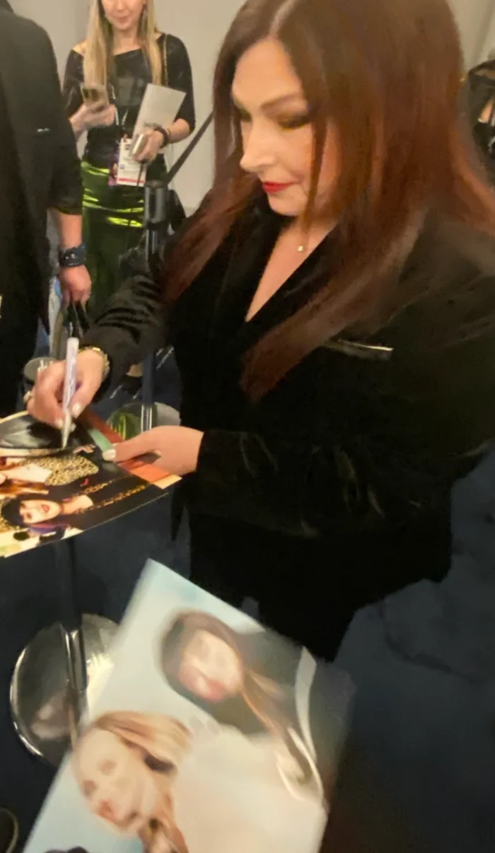 GFA Wilson Phillips Star Hold On * CARNIE WILSON * Signed 11x14 Photo PROOF COA, изображение 2