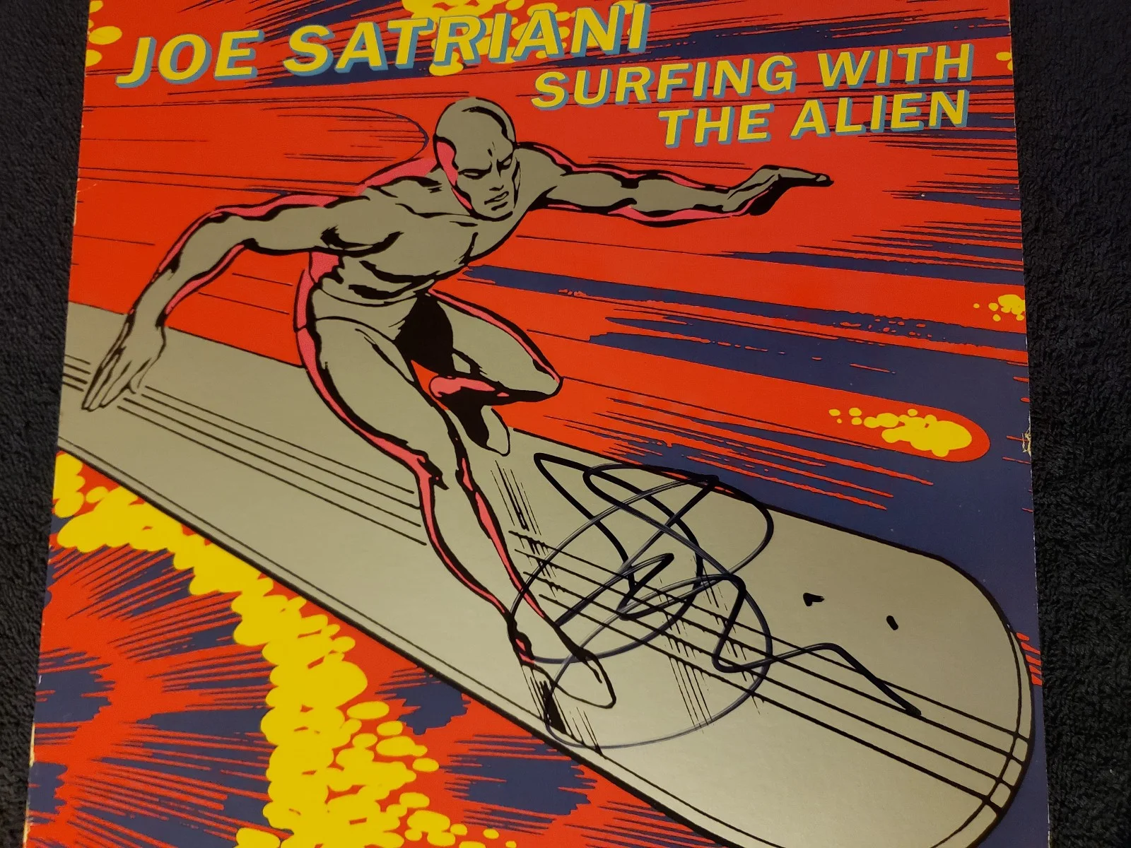 JOE SATRIANI SIGNED ALBUM TITLED "SURFING WITH THE ALIEN" GUITAR WIZARD! PROOF!, image 2