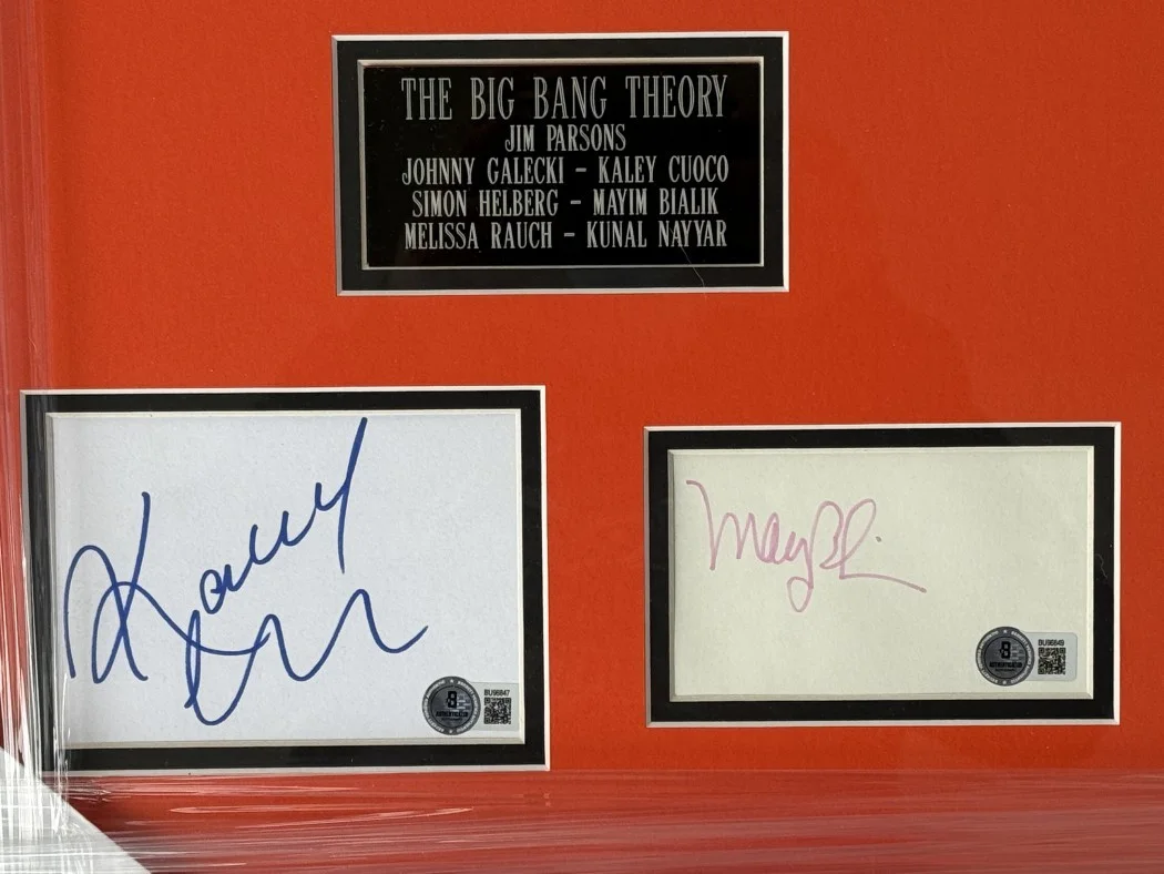 Kaley Cuoco, Jim Parsons, Johnny Galecki — The Big Bang Theory Signed Photo & Cuts Jim Parsons Kaley Cuoco +5 Framed BAS, изображение 2