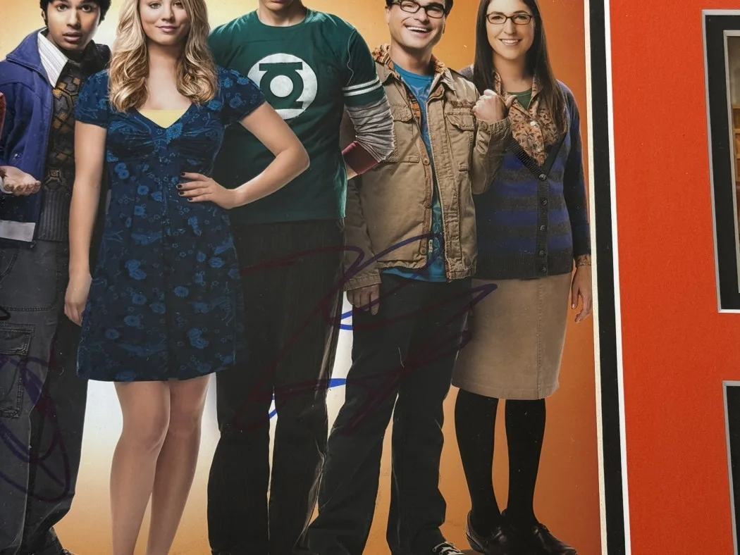 Kaley Cuoco, Jim Parsons, Johnny Galecki — The Big Bang Theory Signed Photo & Cuts Jim Parsons Kaley Cuoco +5 Framed BAS, изображение 5