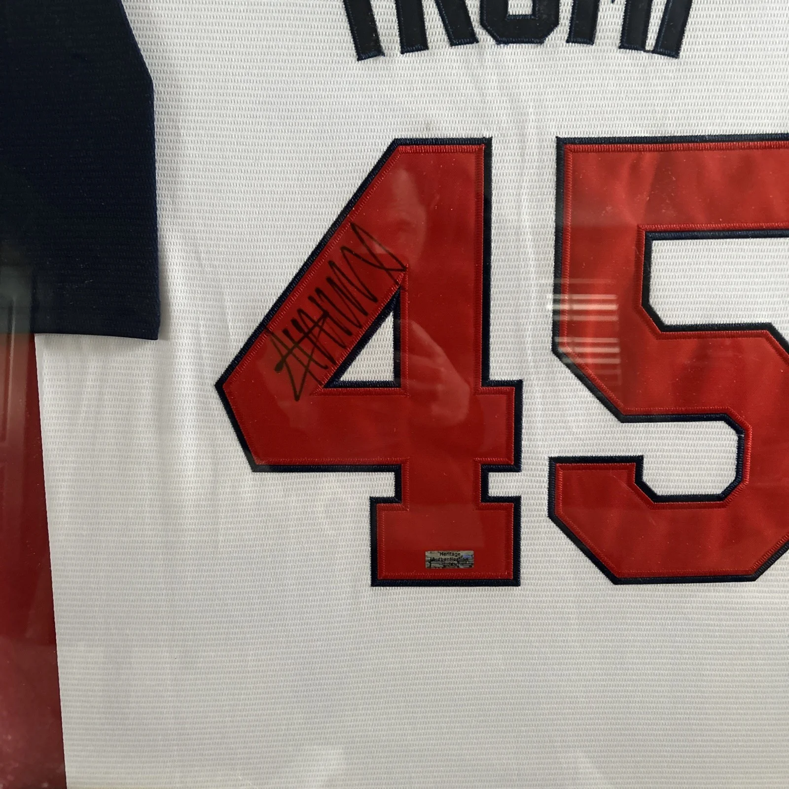 Donald Trump — Framed Donald Trump Signed MAGA Jersey President Autograph 34”x42”, изображение 2