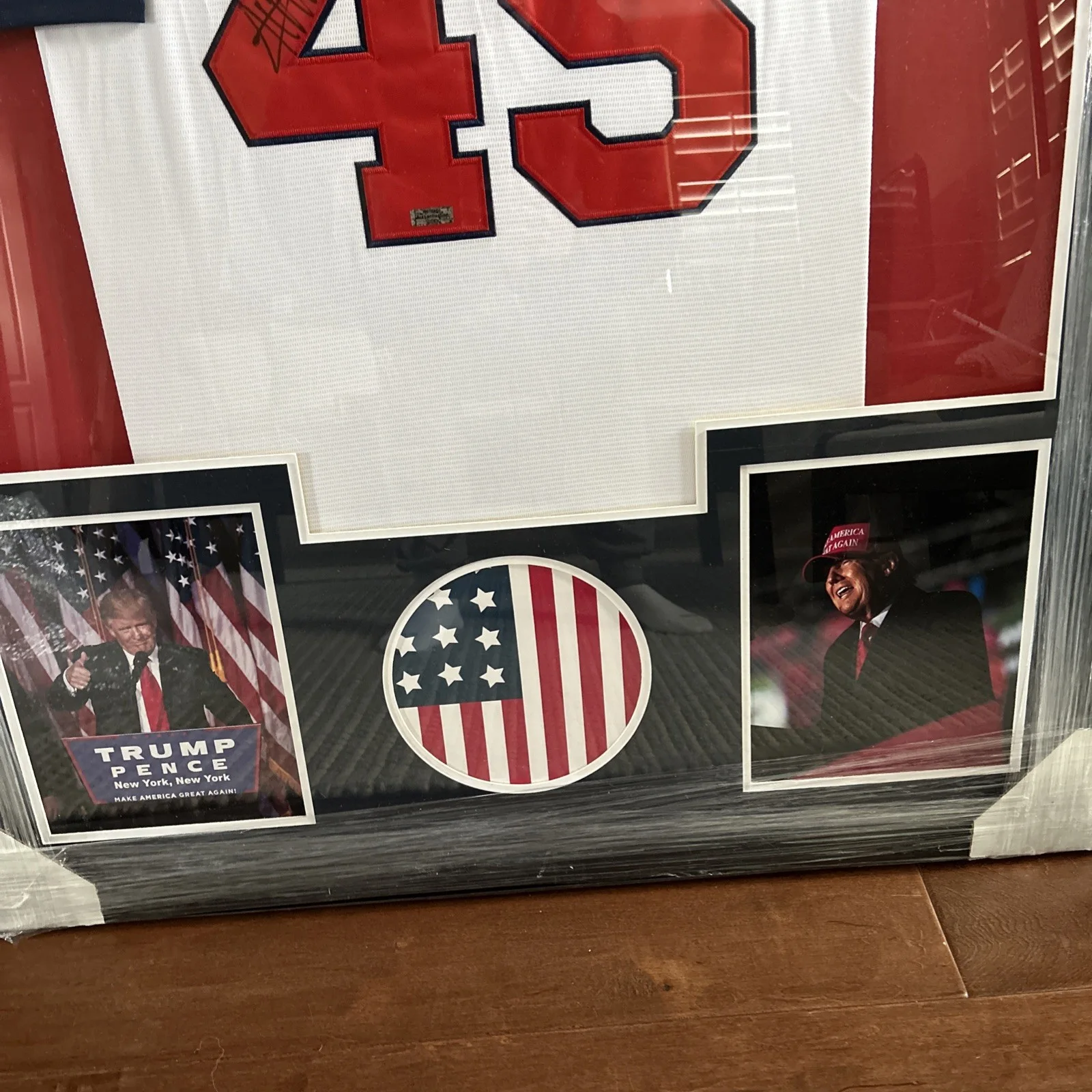 Donald Trump — Framed Donald Trump Signed MAGA Jersey President Autograph 34”x42”, изображение 3