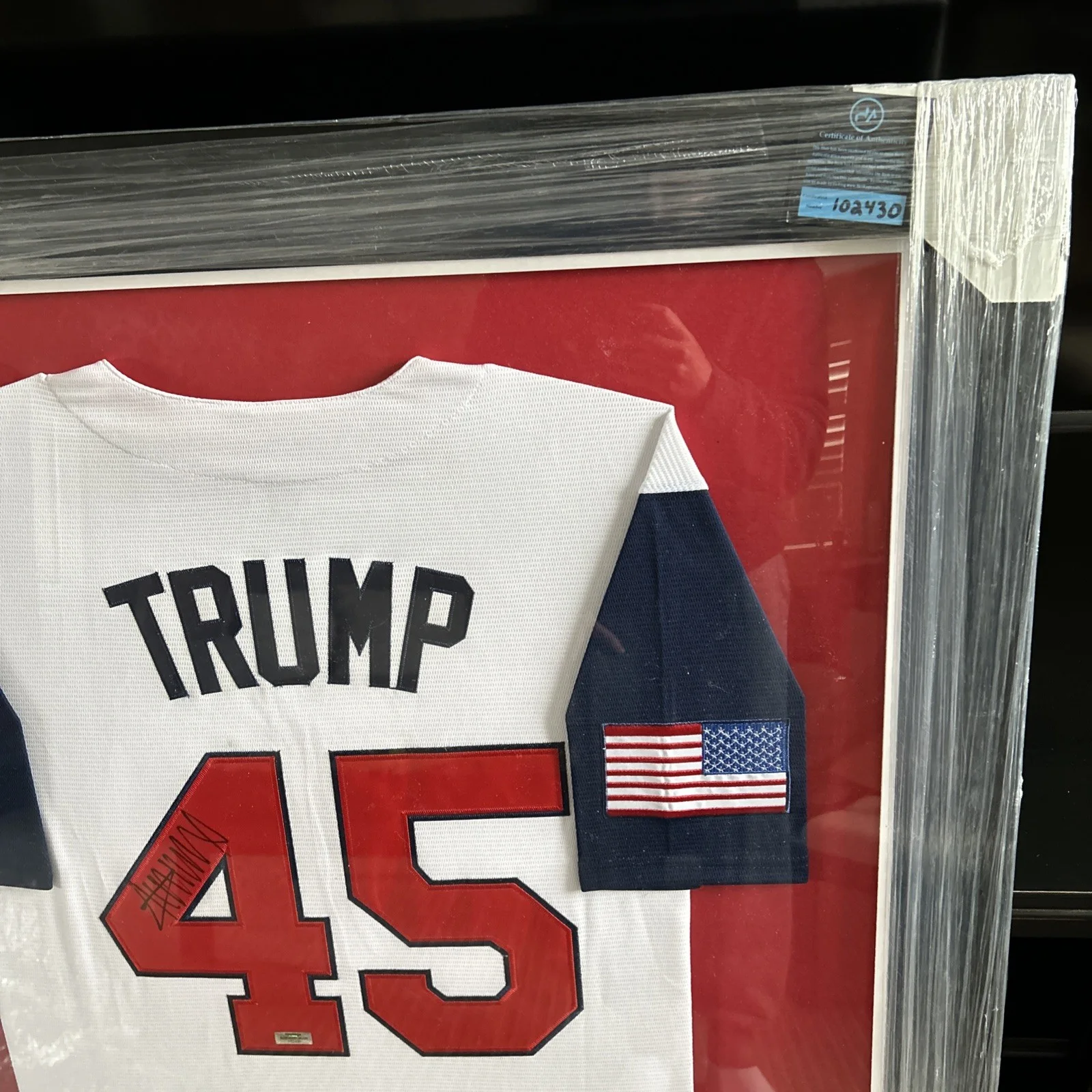 Donald Trump — Framed Donald Trump Signed MAGA Jersey President Autograph 34”x42”, изображение 4