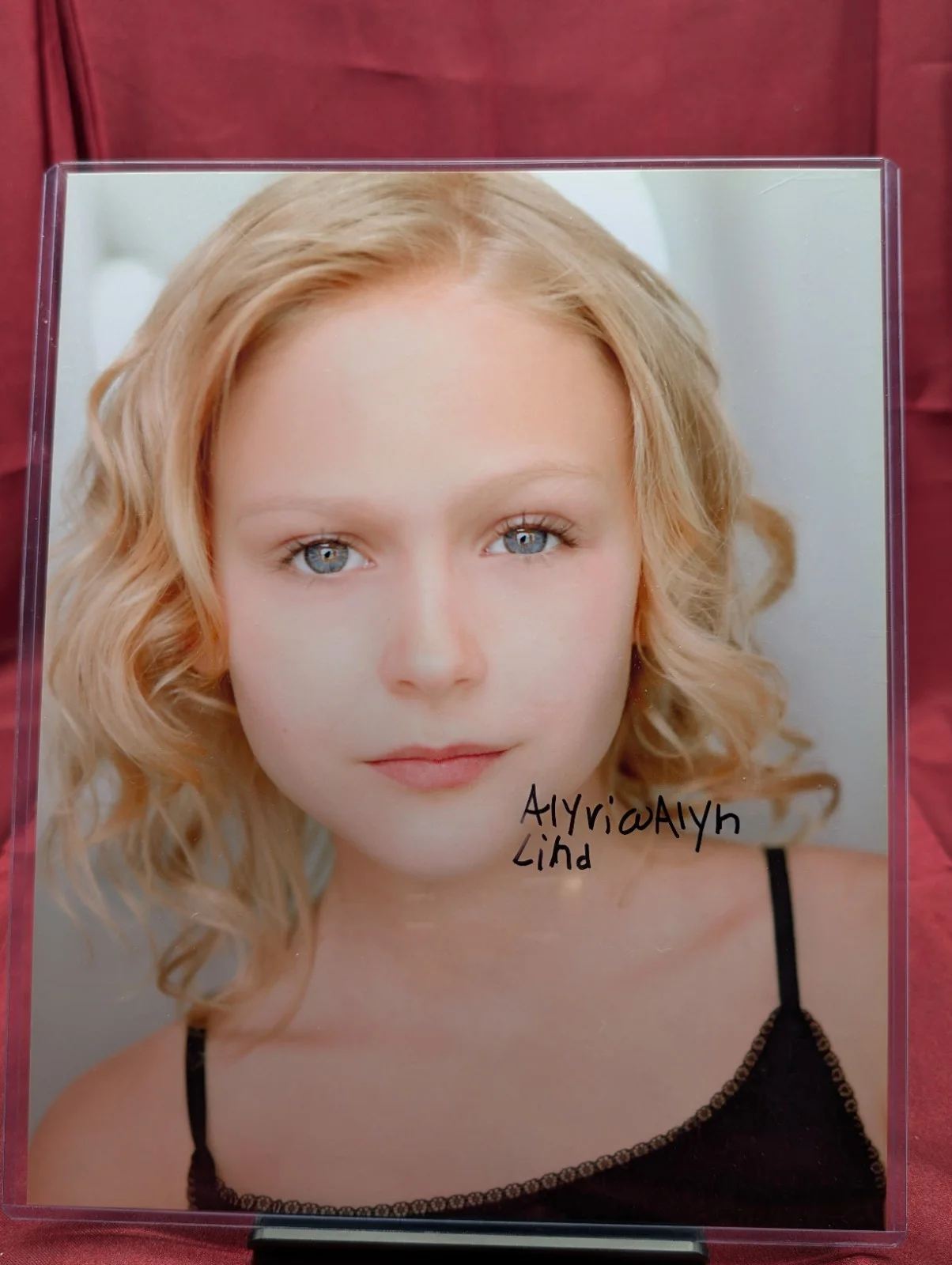 Alyvia Alyn Lind — ALYVIA ALYN LIND Signed 8x10 Photo w/ Hologram COA