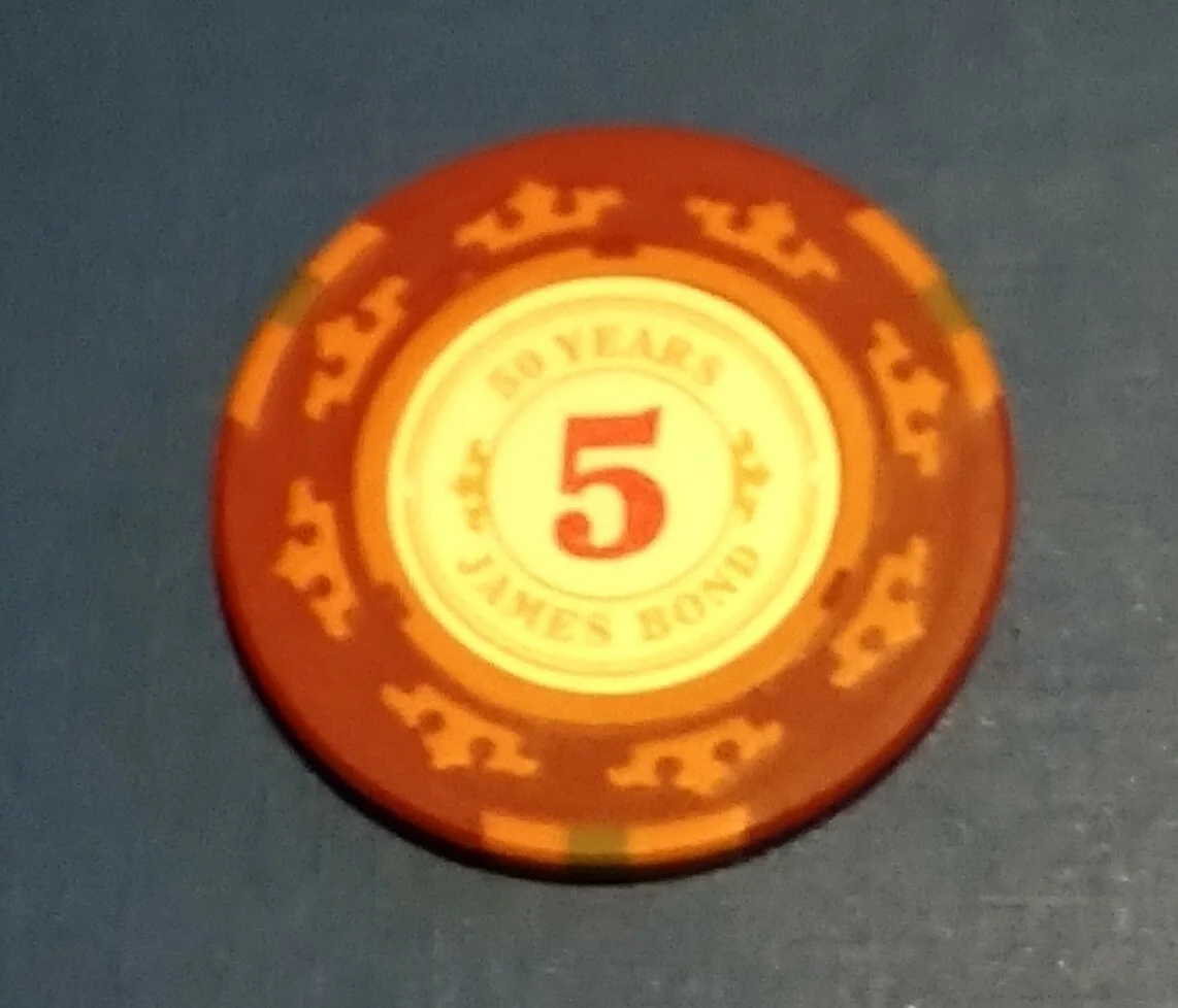 50 YEARS OF JAMES BOND 007 SOUVENIR 2012 POKER GAMING CHIP 5 IAN FLEMING CONNERY, изображение 2