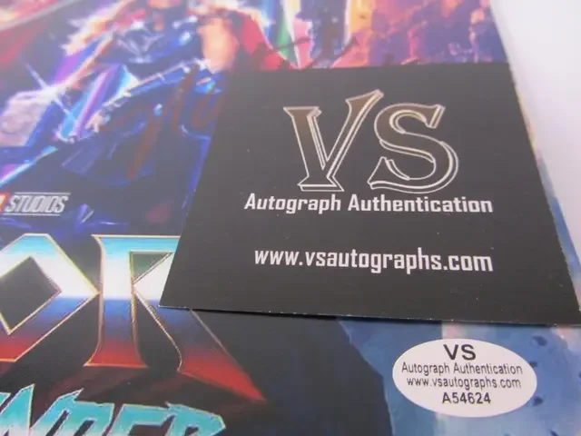 Chris Hemsworth, Natalie Portman — Chris Hemsworth and Natalie Portman Dual Signed 8x10 Thor Photo with COA, image 2