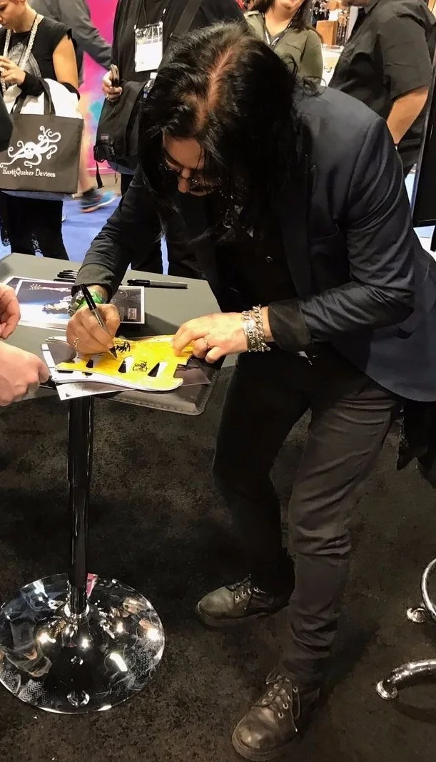 GFA Guns N' Roses Guitarist * GILBY CLARKE * Signed 8x10 Photo PROOF COA, изображение 2