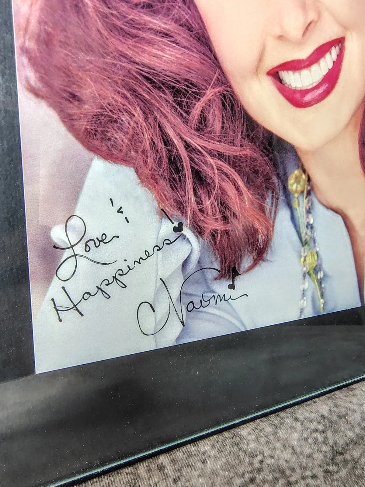 Naomi Judd — Autographed And Framed Portrait Of Naomi Judd 8 X 10 "Love & Happiness" ~Naomi, изображение 2