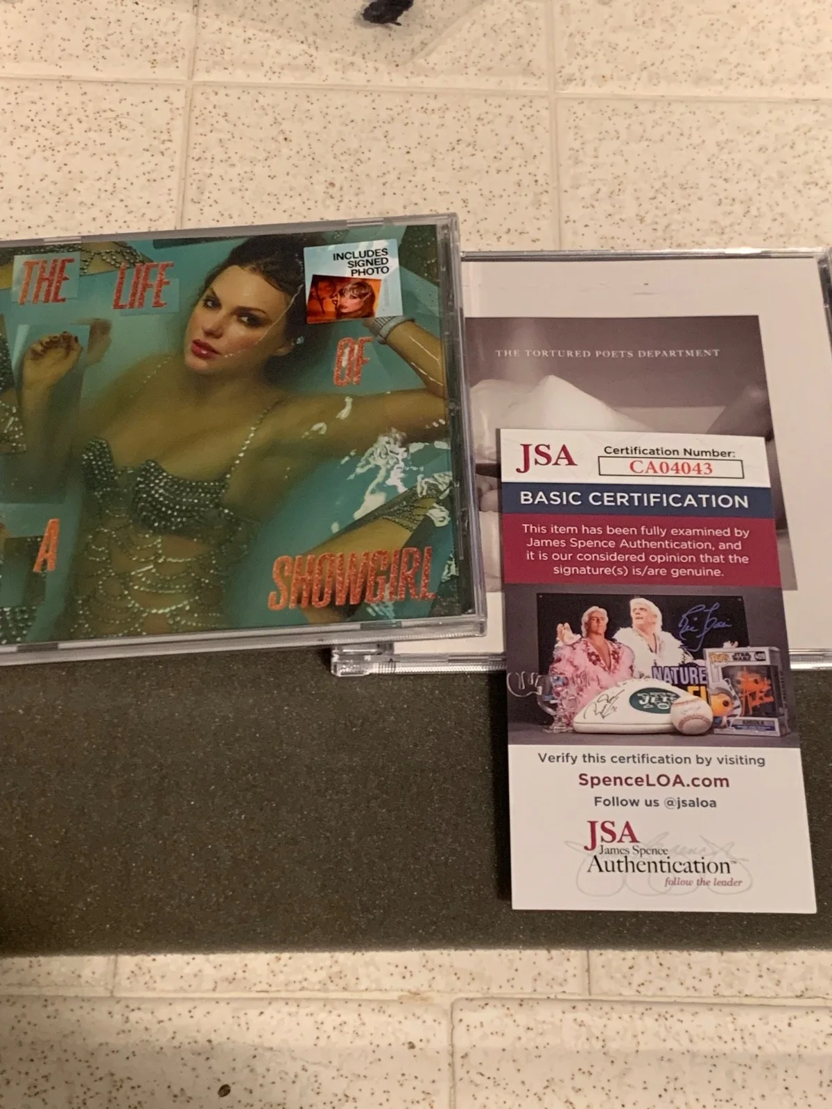 Taylor Swift Autograph CD’s (2) sealed Life of a Showgirl + TPD hand signed pic, изображение 2