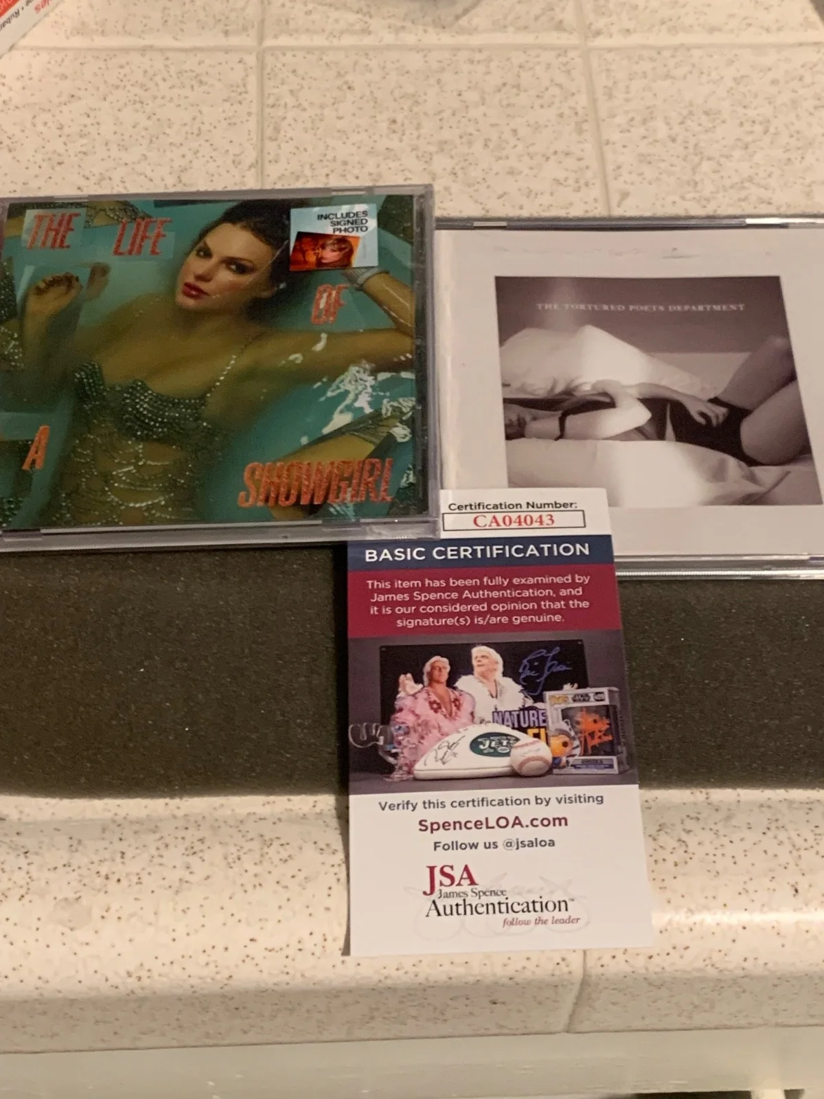 Taylor Swift Autograph CD’s (2) sealed Life of a Showgirl + TPD hand signed pic, изображение 3