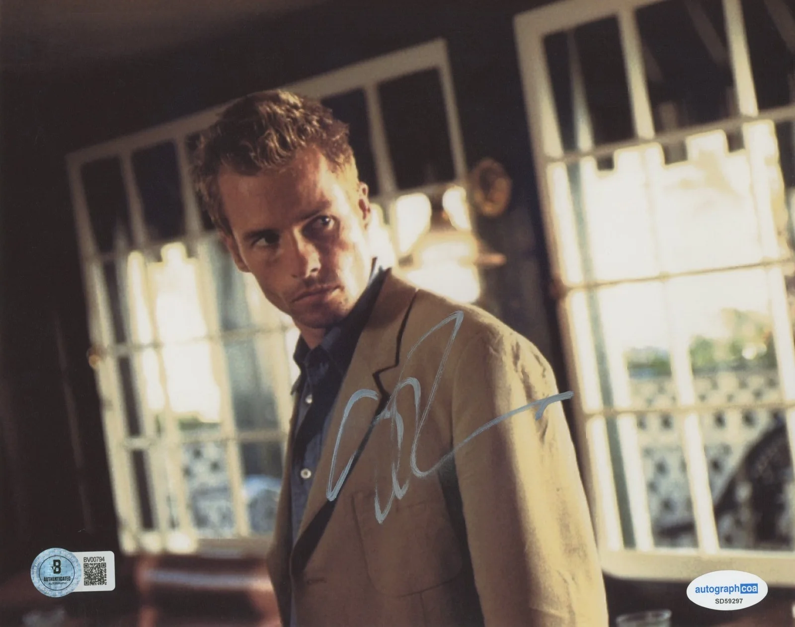 Guy Pearce — Guy Pearce Memento Authentic Signed 8x10 Photo Autographed BAS #BV00794