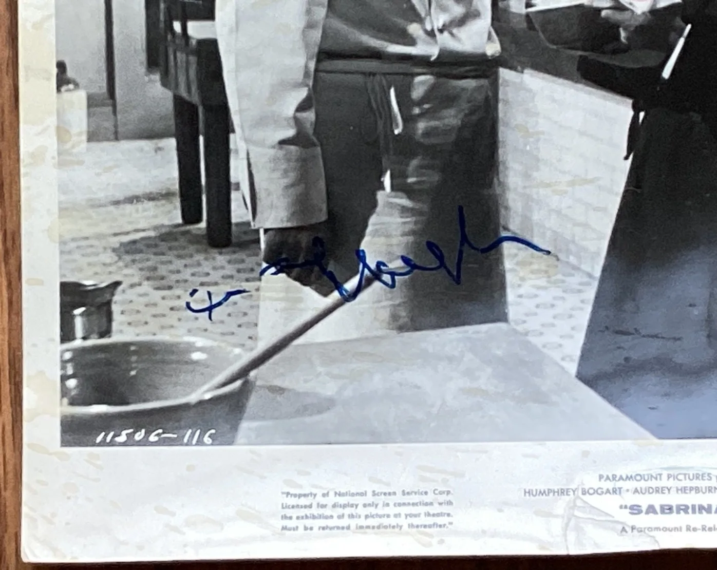 Audrey Hepburn — Audrey Hepburn authentic autograph on original SABRINA movie still JSA COA, изображение 2