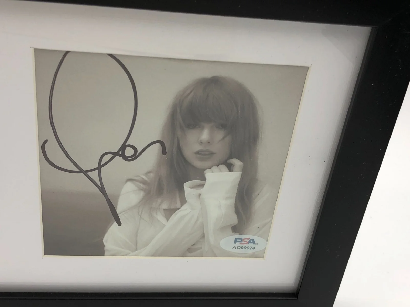 TAYLOR SWIFT PSA AUTO Authentic FRAMED Photo CD and CD Insert LONG SIGNATURE, image 2