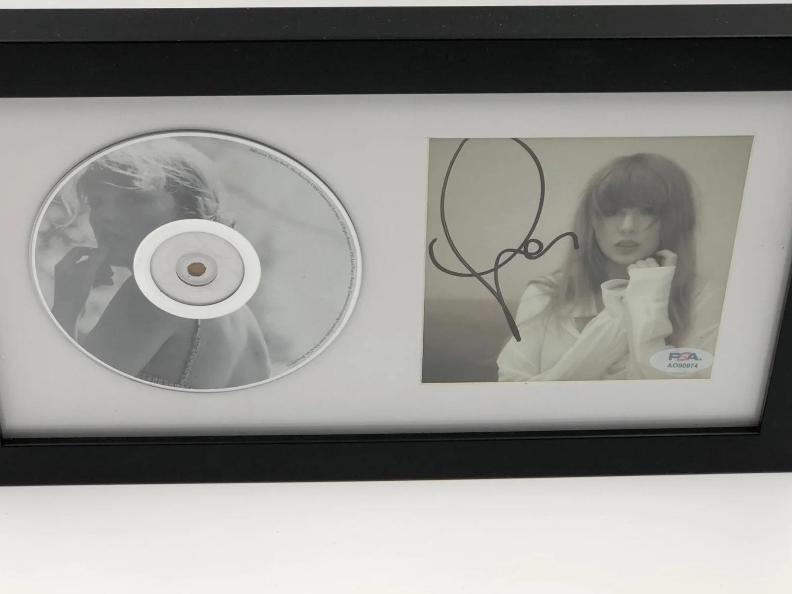 TAYLOR SWIFT PSA AUTO Authentic FRAMED Photo CD and CD Insert LONG SIGNATURE, image 3