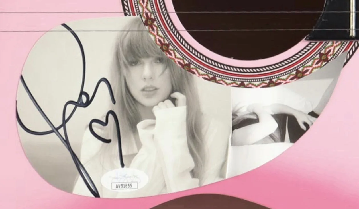 Taylor Swift Guitar with Signed Custom Insert Pickguard (JSA Authentication), изображение 2