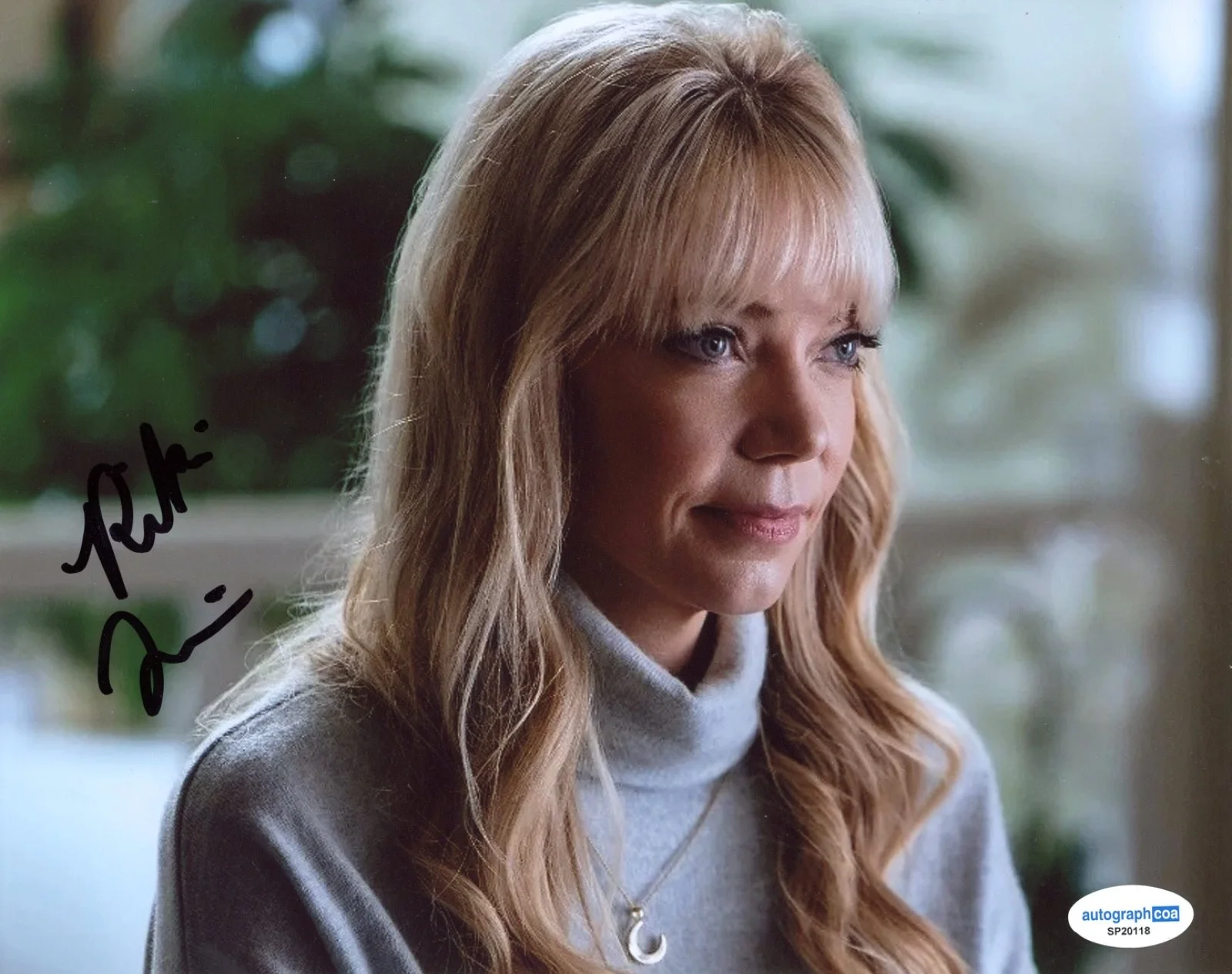Riki Lindhome — Riki Lindhome "Wednesday" Signed Autograph 8x10 Photo Dr. Valerie Kinbott ACOA