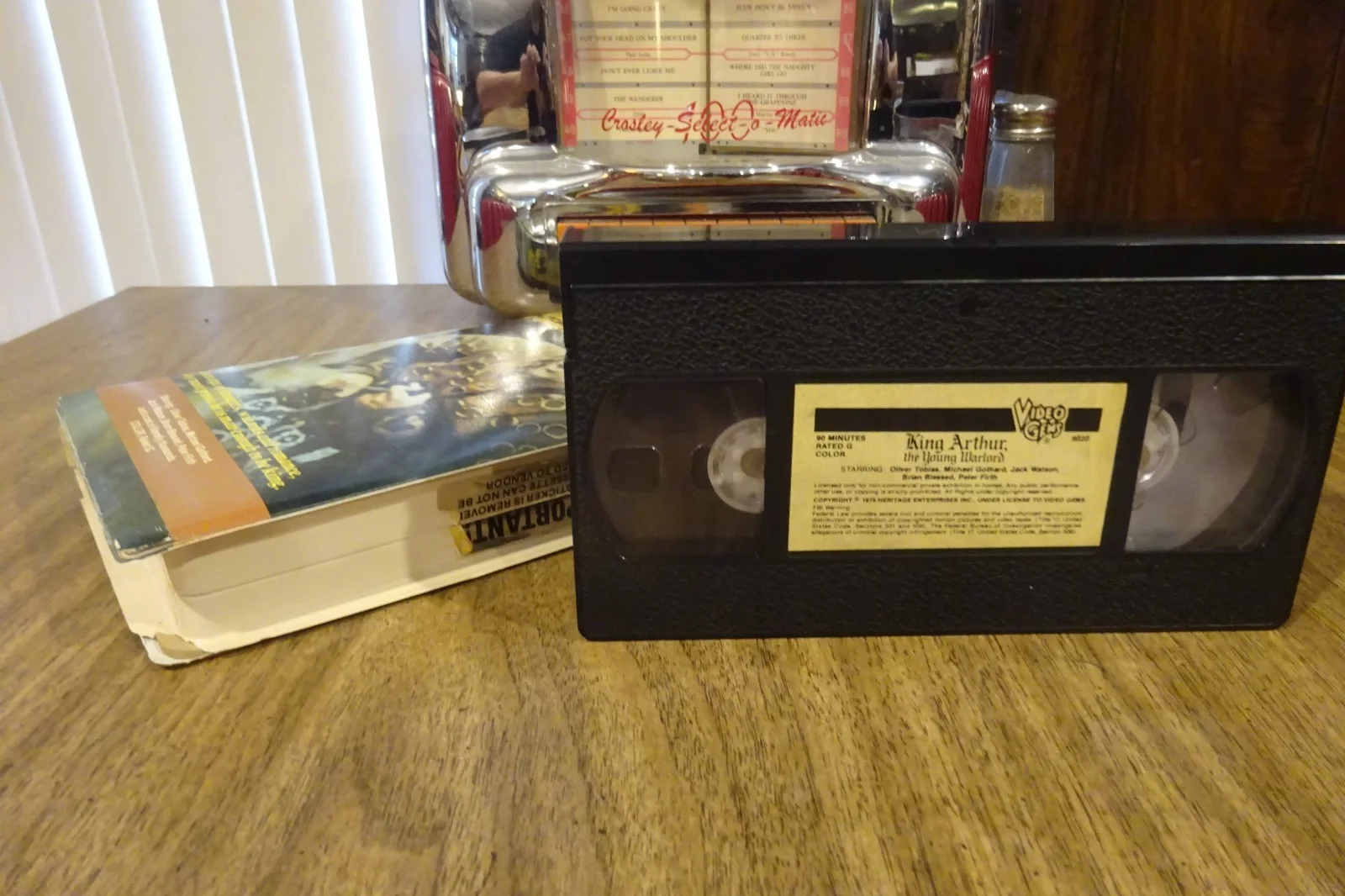 KING ARTHUR, THE YOUNG WARLORD (1975) on VHS (First-Issue Video Gems) Used, image 3